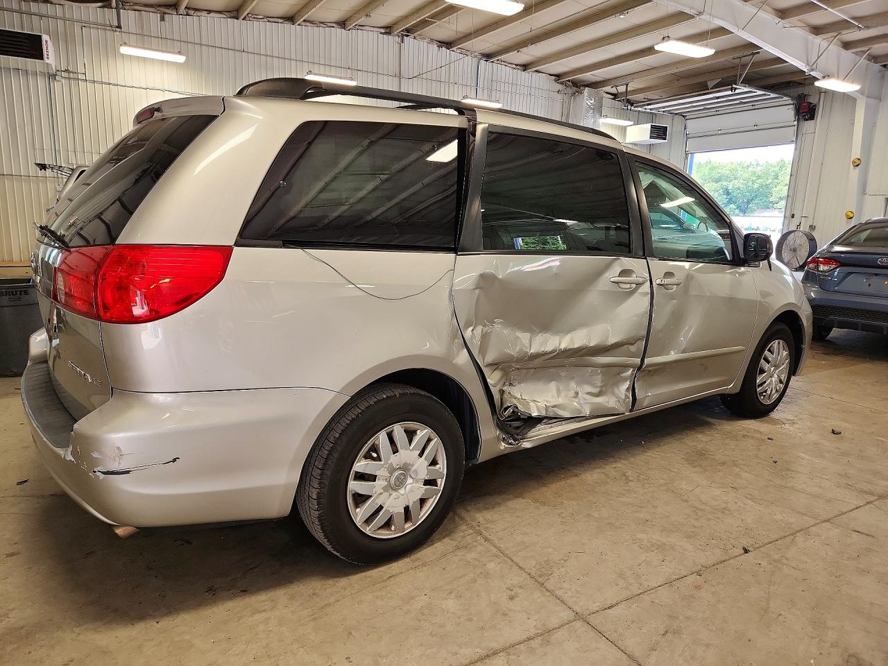 2010 Toyota Sienna Le 7-passenger Tan vin: 5TDKK4CC2AS339194