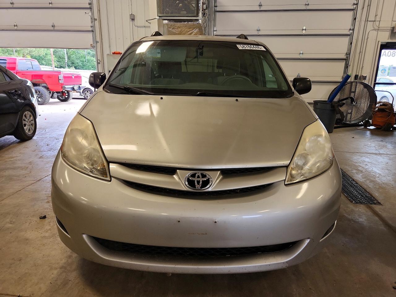 2010 Toyota Sienna Le 7-passenger Tan vin: 5TDKK4CC2AS339194