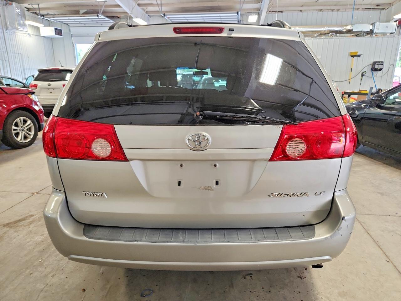 2010 Toyota Sienna Le 7-passenger Tan vin: 5TDKK4CC2AS339194
