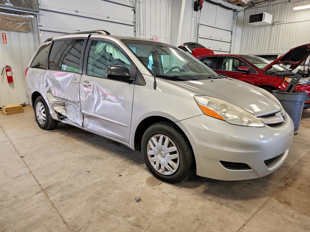 2010 Toyota Sienna Le 7-passenger Tan vin: 5TDKK4CC2AS339194
