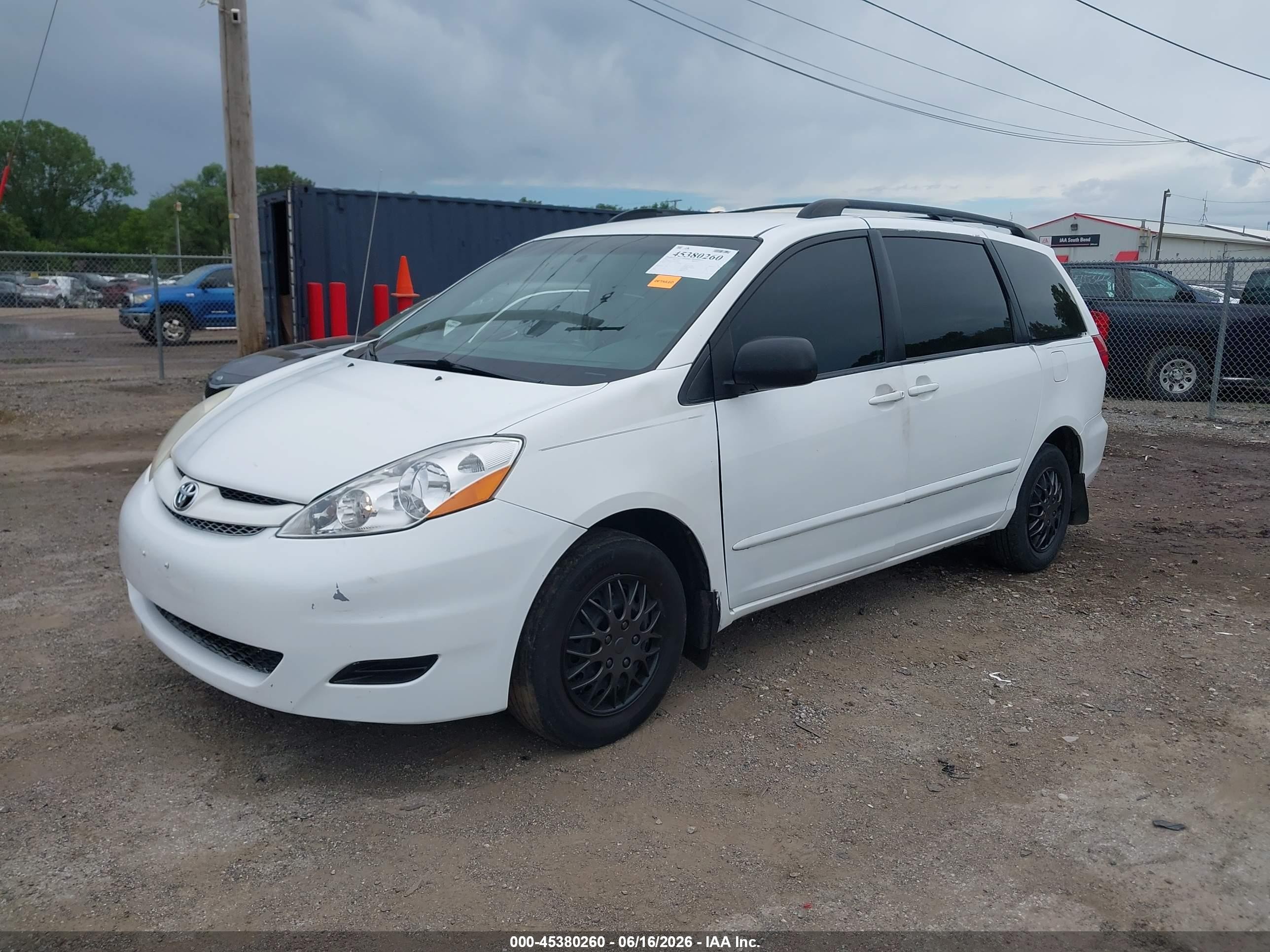 2010 Toyota Sienna Le White vin: 5TDKK4CC2AS340863