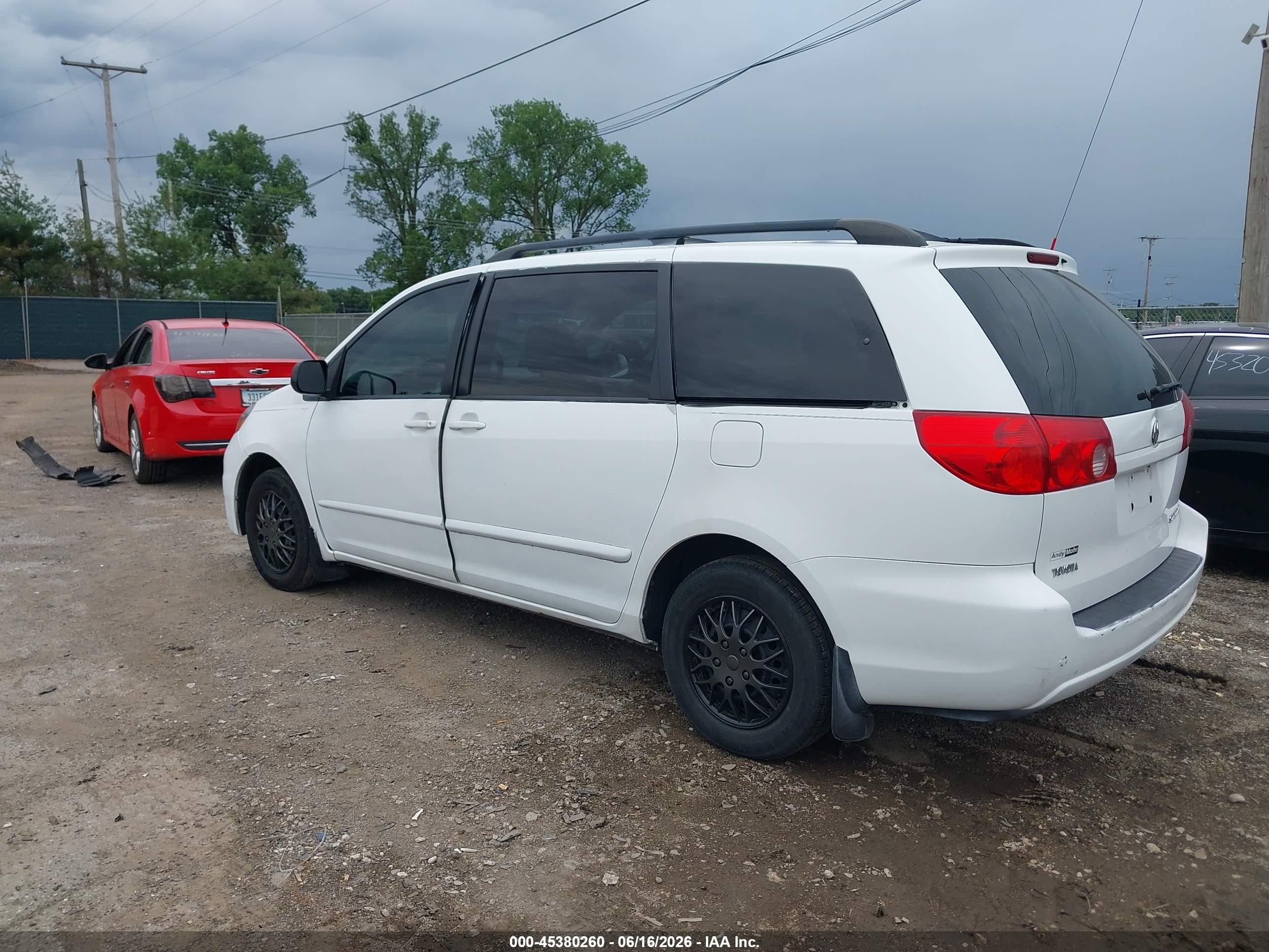 2010 Toyota Sienna Le White vin: 5TDKK4CC2AS340863