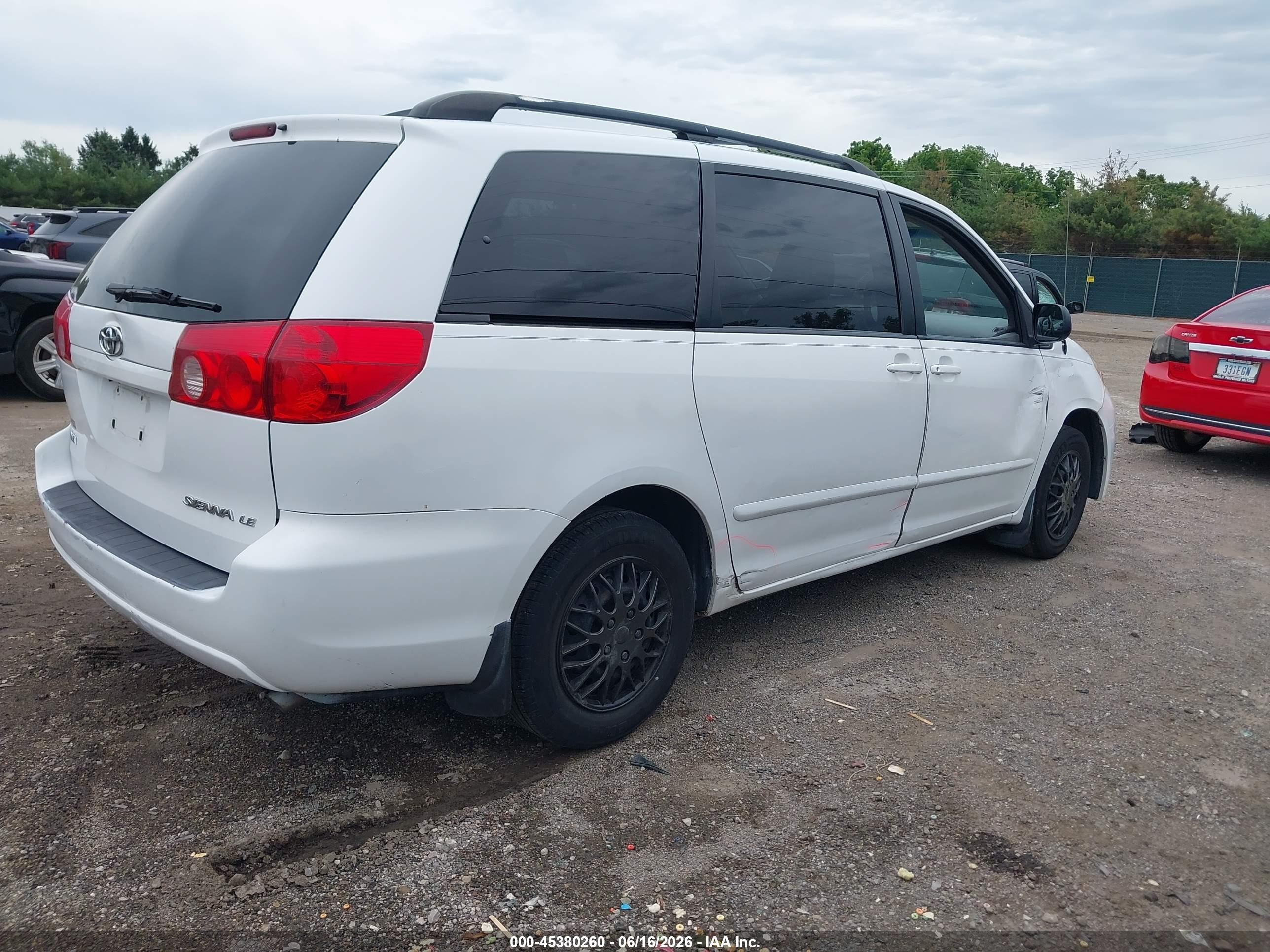 2010 Toyota Sienna Le White vin: 5TDKK4CC2AS340863