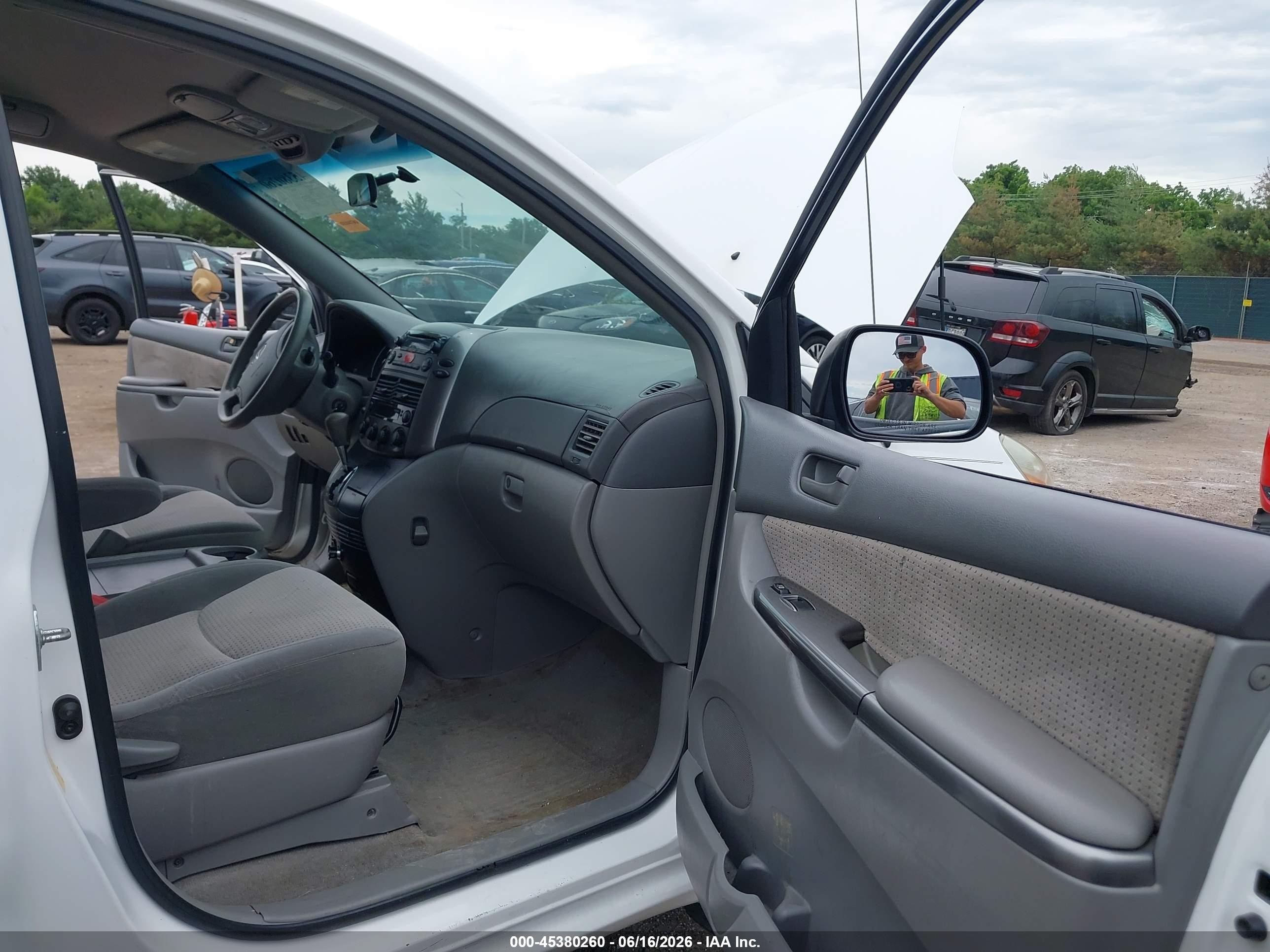 2010 Toyota Sienna Le White vin: 5TDKK4CC2AS340863