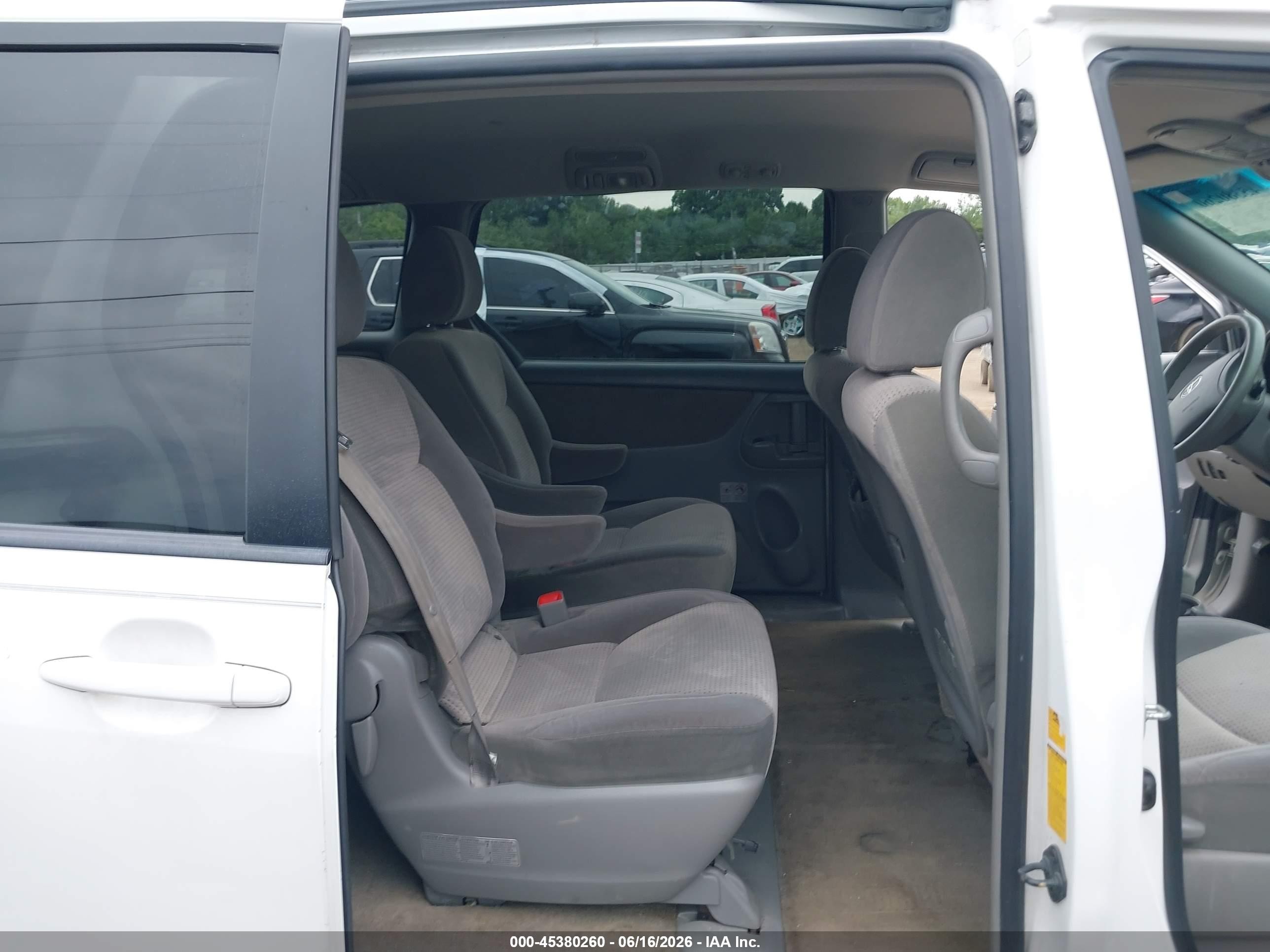 2010 Toyota Sienna Le White vin: 5TDKK4CC2AS340863