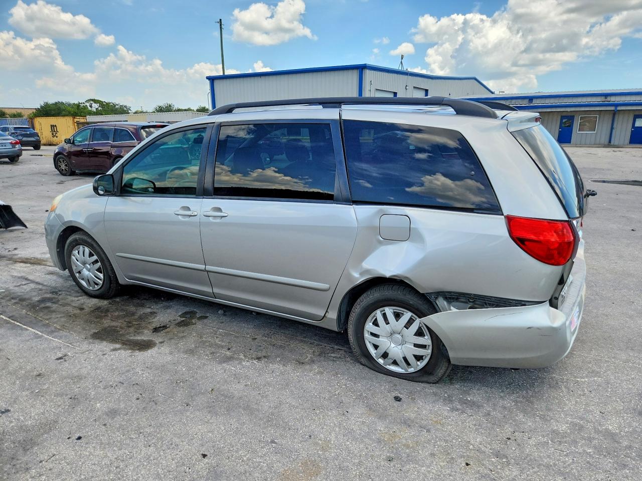 2010 Toyota Sienna Le 8-passenger Silver vin: 5TDKK4CC3AS304809