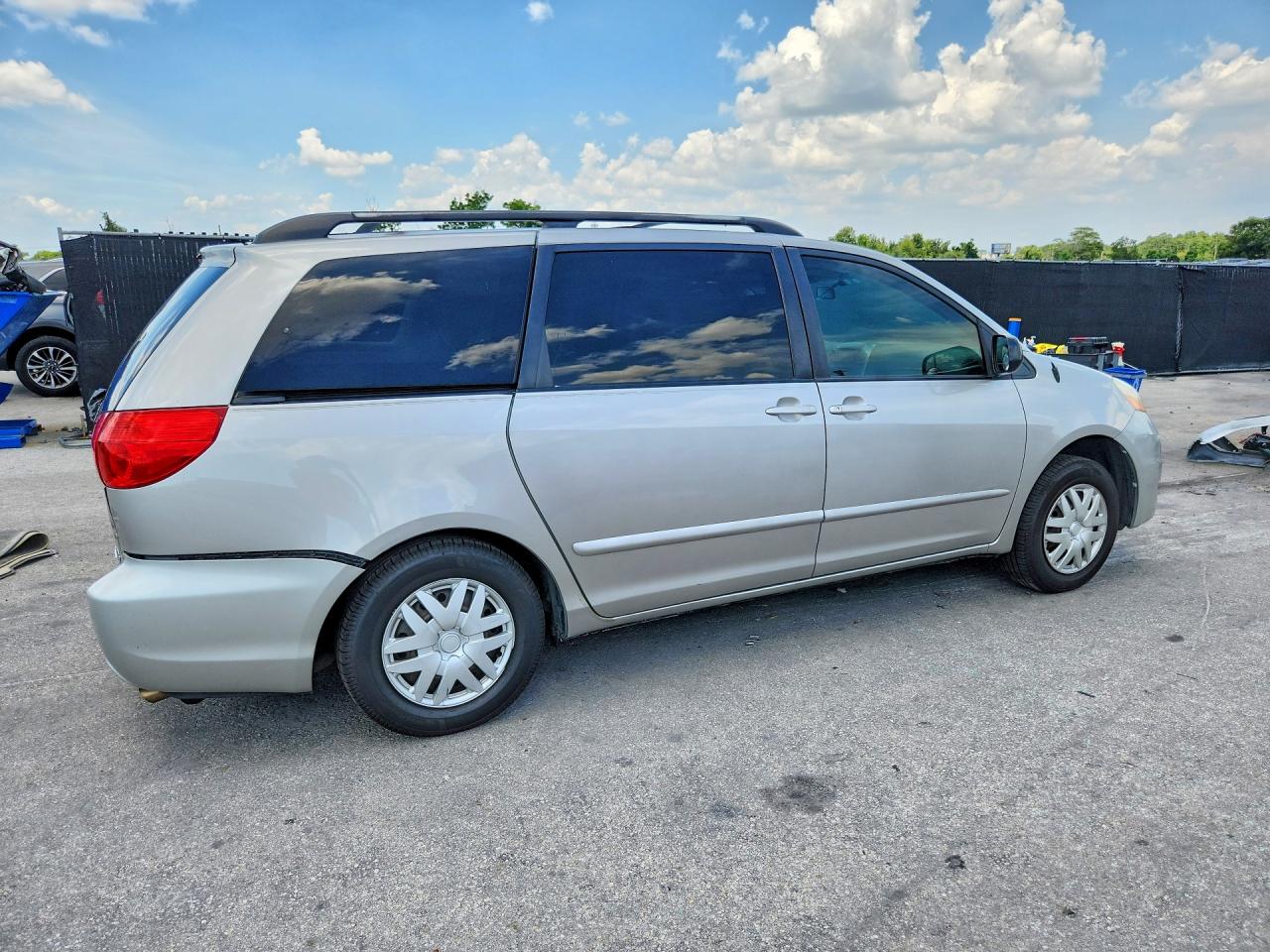 2010 Toyota Sienna Le 8-passenger Silver vin: 5TDKK4CC3AS304809