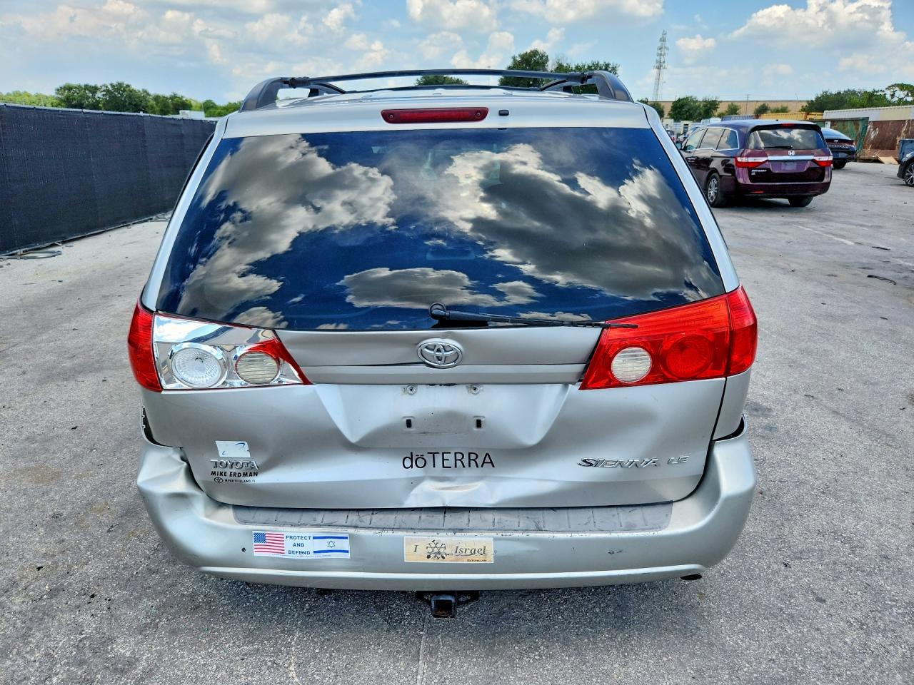 2010 Toyota Sienna Le 8-passenger Silver vin: 5TDKK4CC3AS304809