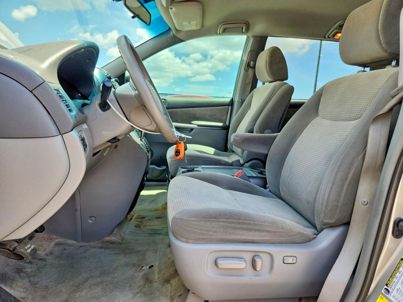 2010 Toyota Sienna Le 8-passenger Silver vin: 5TDKK4CC3AS304809
