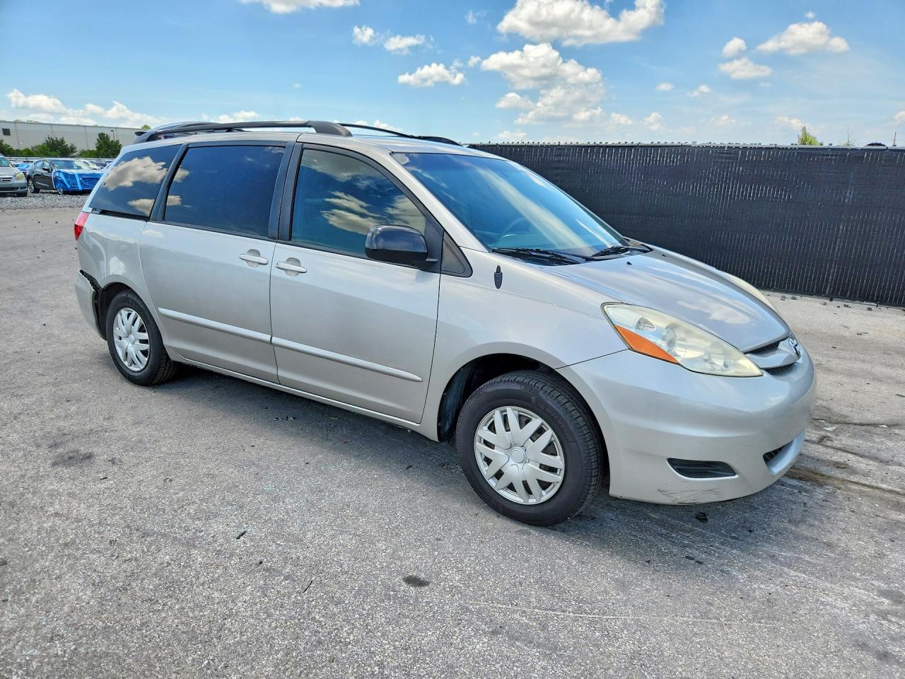 2010 Toyota Sienna Le 8-passenger Silver vin: 5TDKK4CC3AS304809