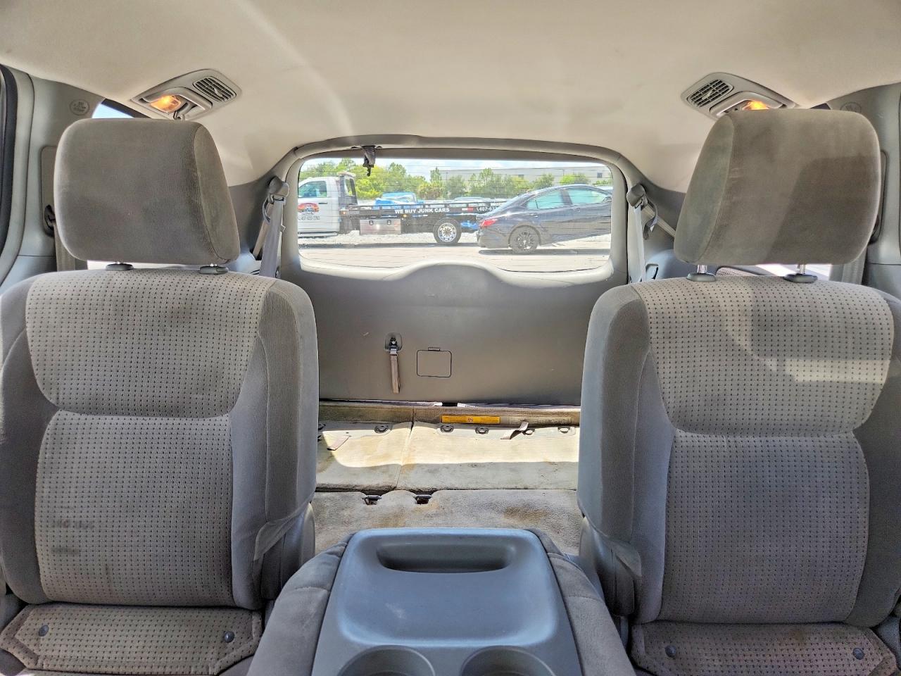 2010 Toyota Sienna Le 8-passenger Silver vin: 5TDKK4CC3AS304809