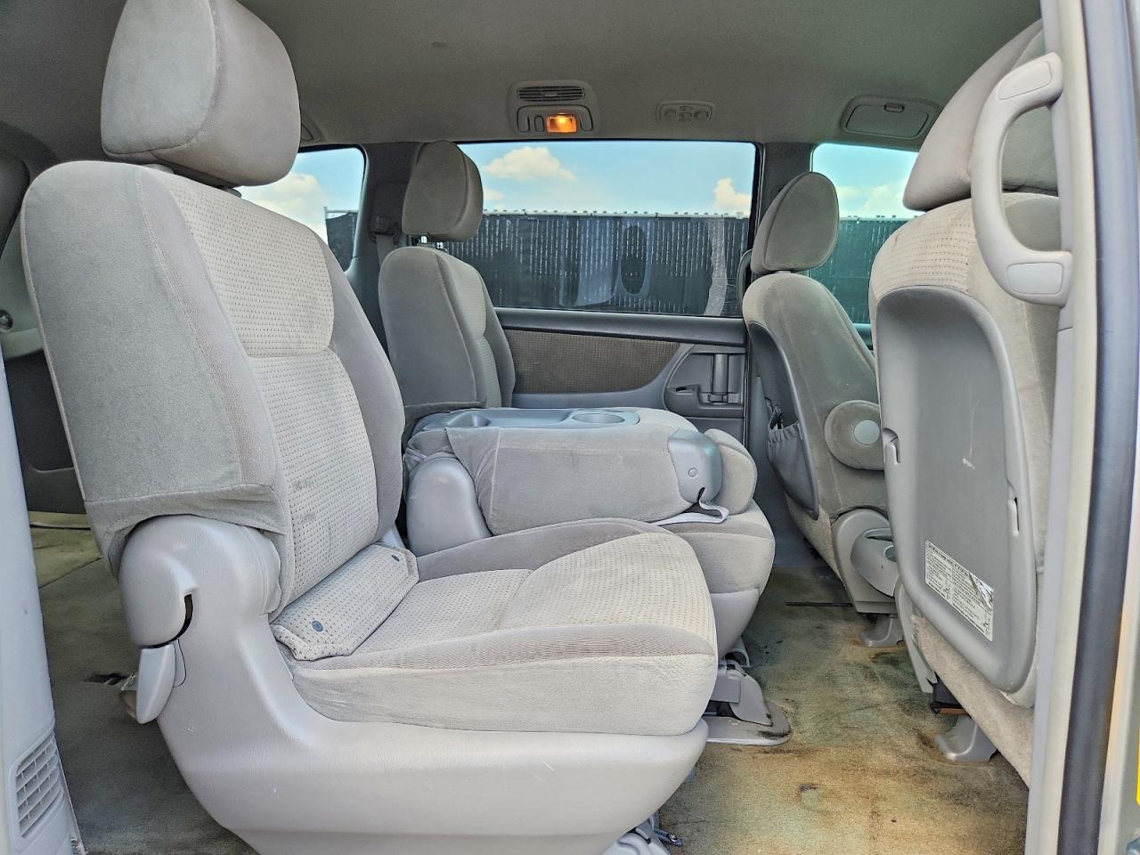 2010 Toyota Sienna Le 8-passenger Silver vin: 5TDKK4CC3AS304809