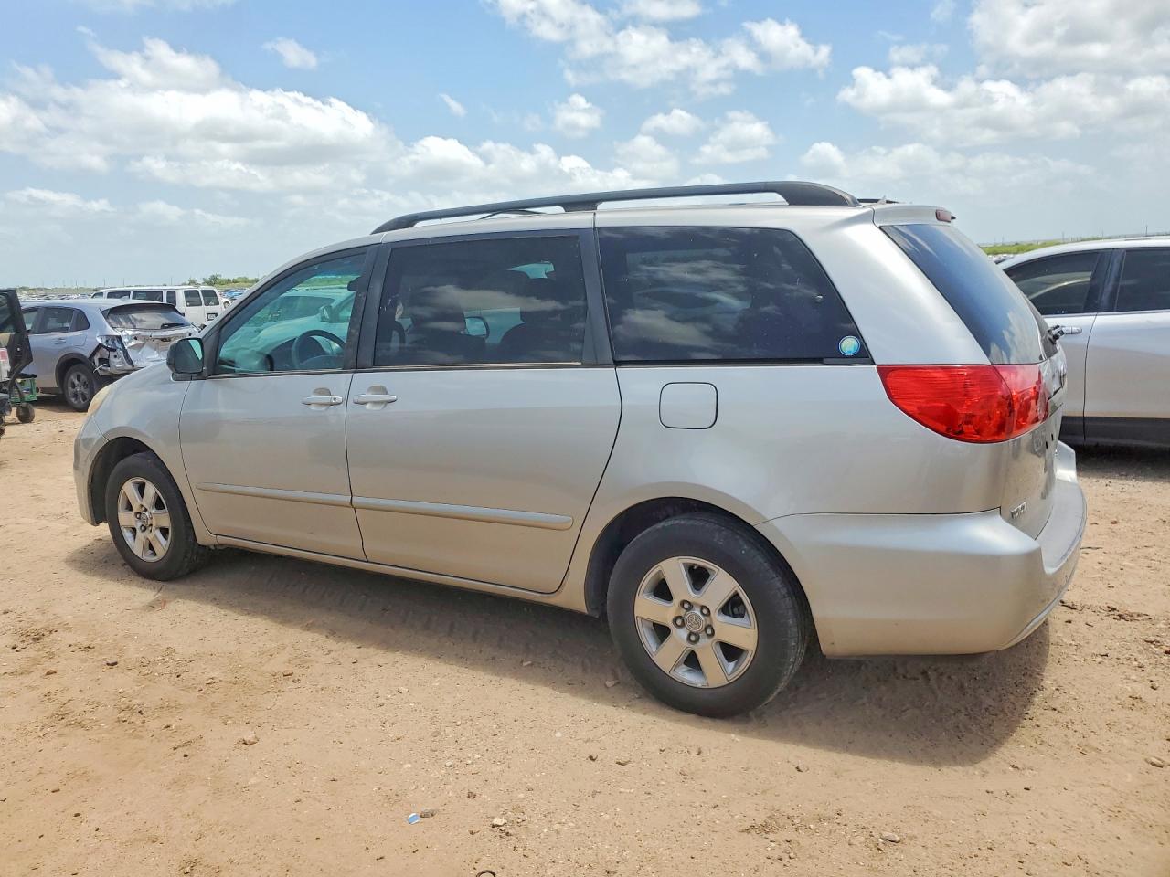 2010 Toyota Sienna Le 7-passenger Silver vin: 5TDKK4CC3AS305927