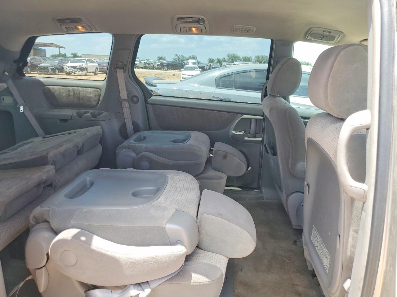 2010 Toyota Sienna Le 7-passenger Silver vin: 5TDKK4CC3AS305927