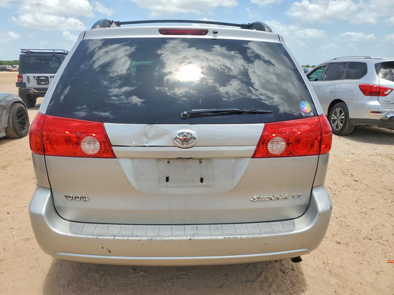 2010 Toyota Sienna Le 7-passenger Silver vin: 5TDKK4CC3AS305927