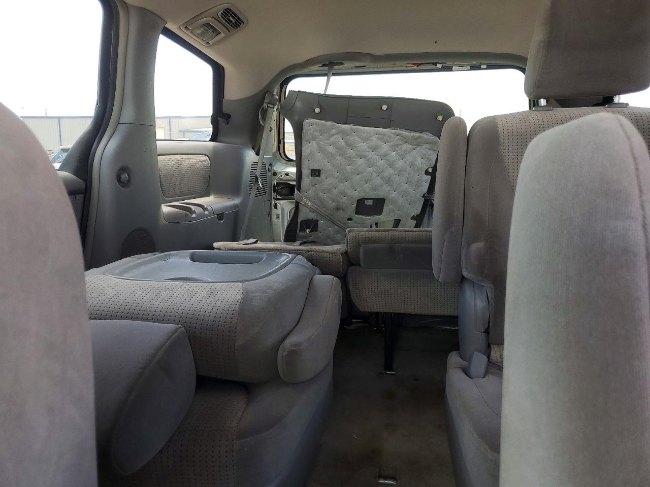 2010 Toyota Sienna Le 7-passenger Silver vin: 5TDKK4CC3AS305927