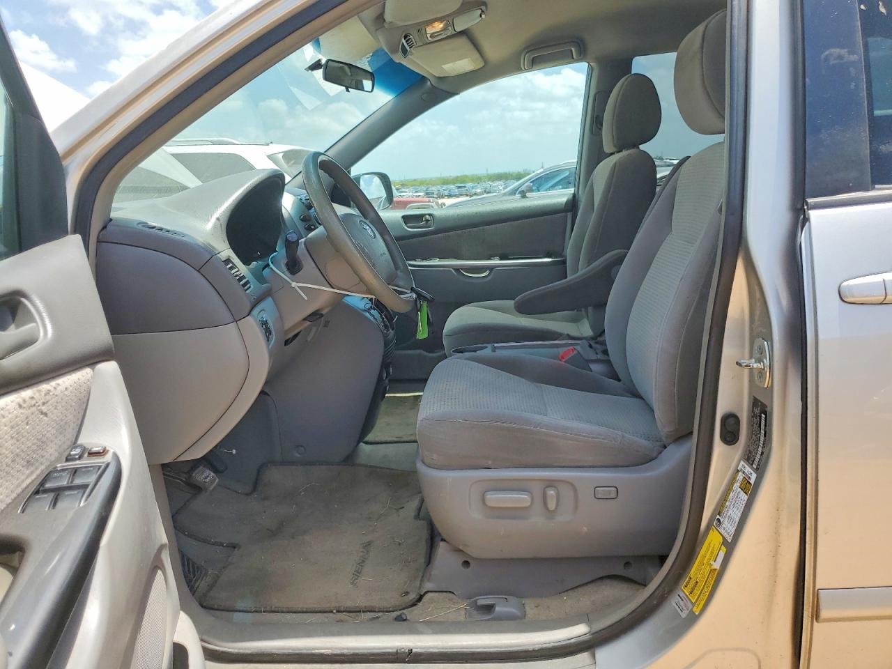 2010 Toyota Sienna Le 7-passenger Silver vin: 5TDKK4CC3AS305927