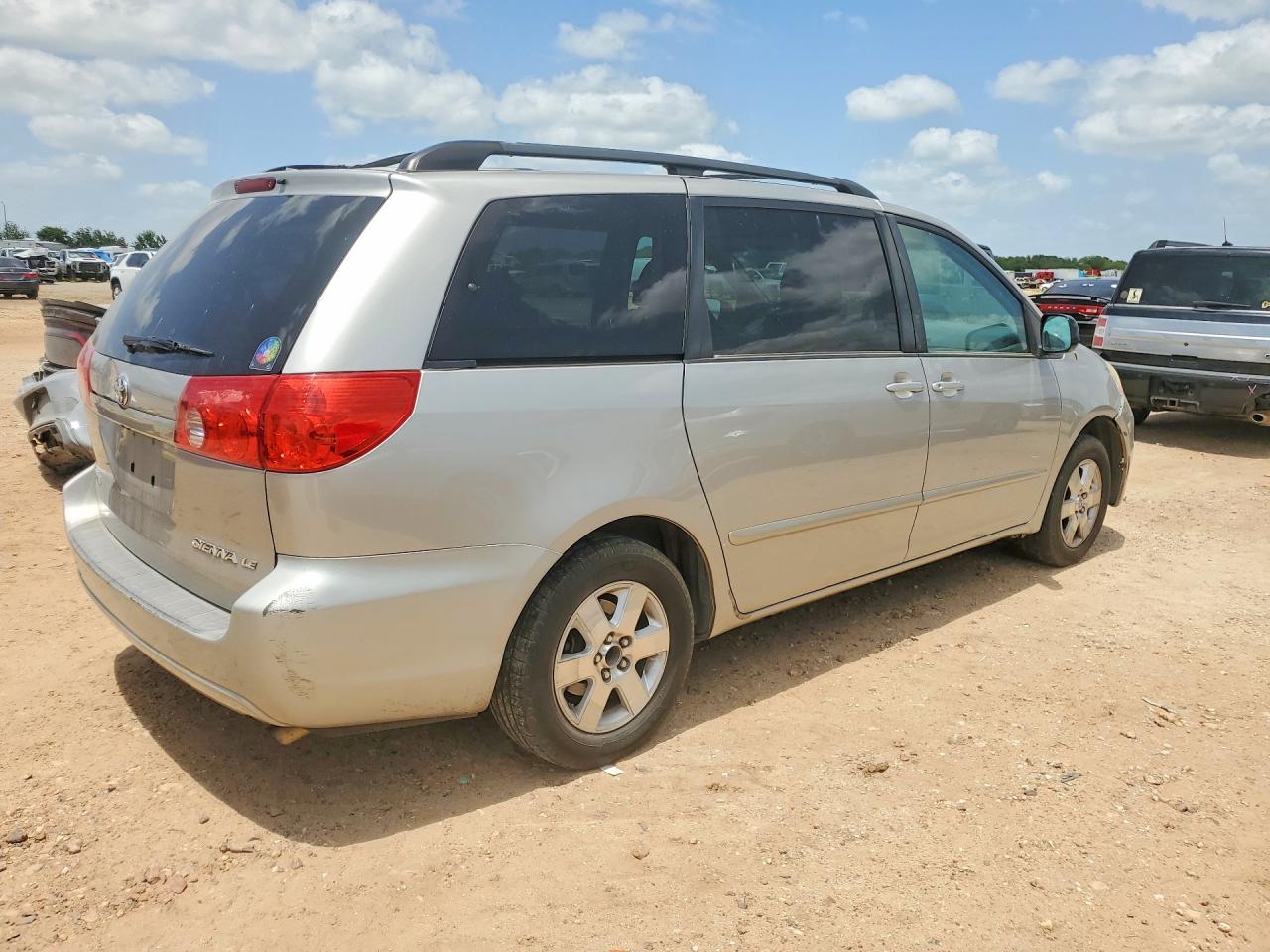 2010 Toyota Sienna Le 7-passenger Silver vin: 5TDKK4CC3AS305927