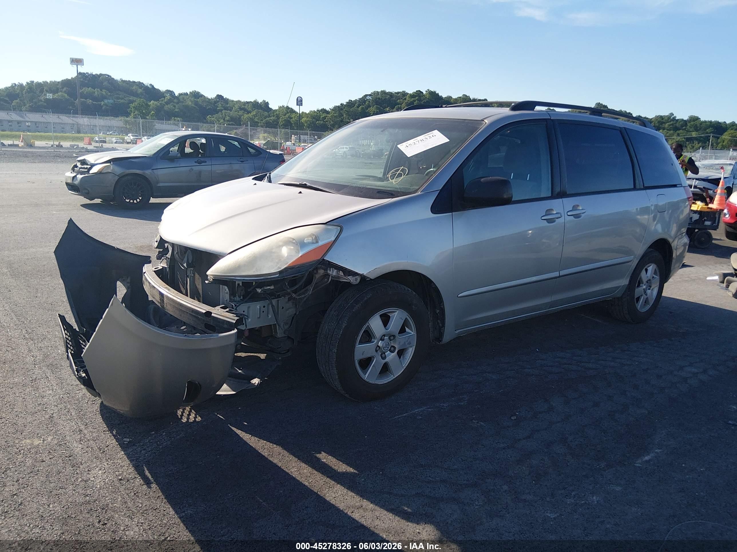 2010 Toyota Sienna Le Серебряный vin: 5TDKK4CC3AS313574