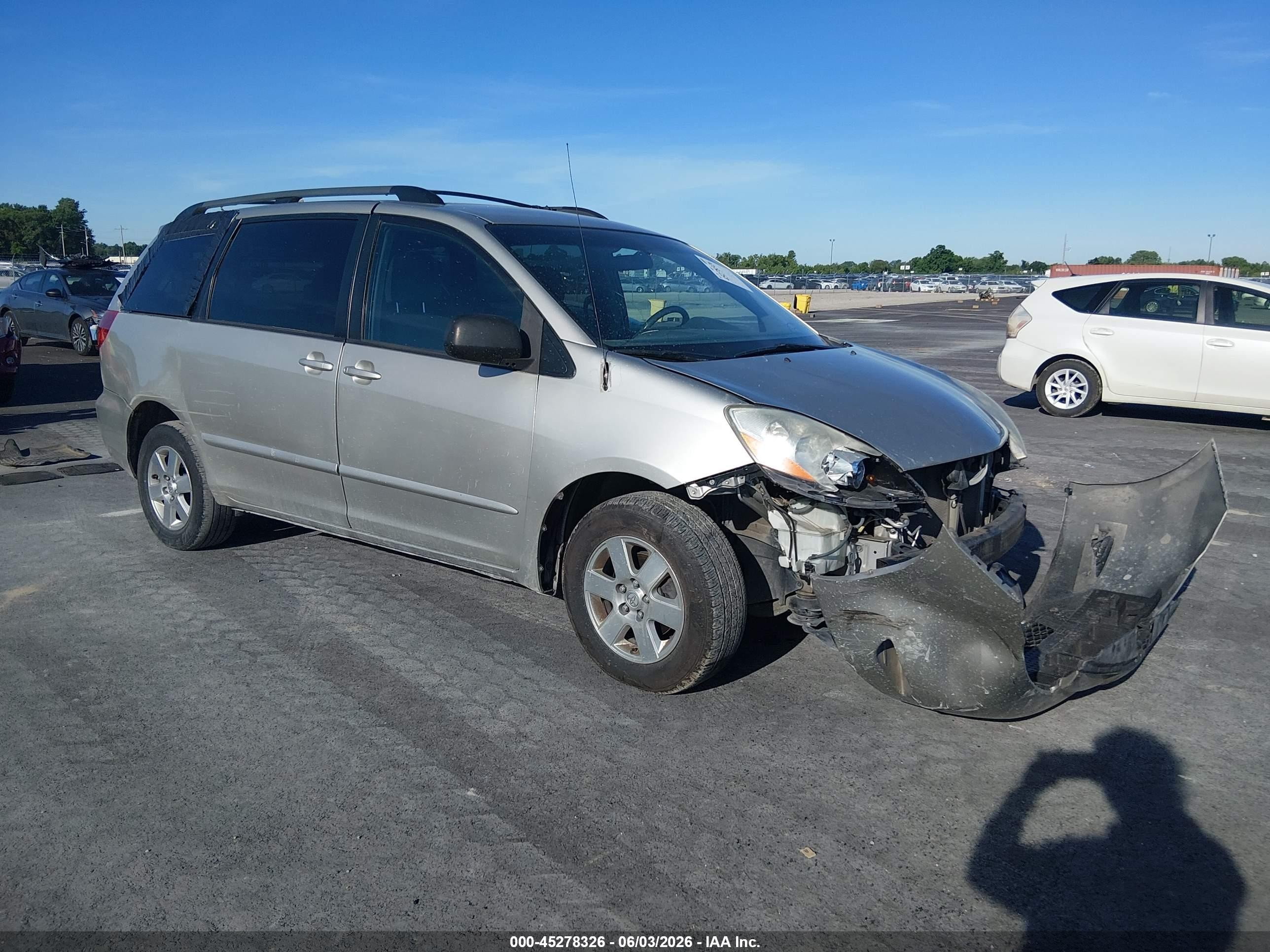 2010 Toyota Sienna Le Серебряный vin: 5TDKK4CC3AS313574
