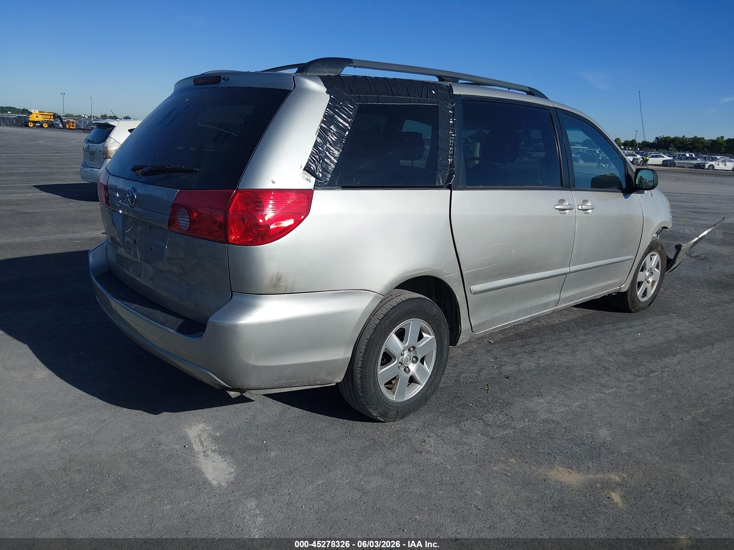 2010 Toyota Sienna Le Серебряный vin: 5TDKK4CC3AS313574