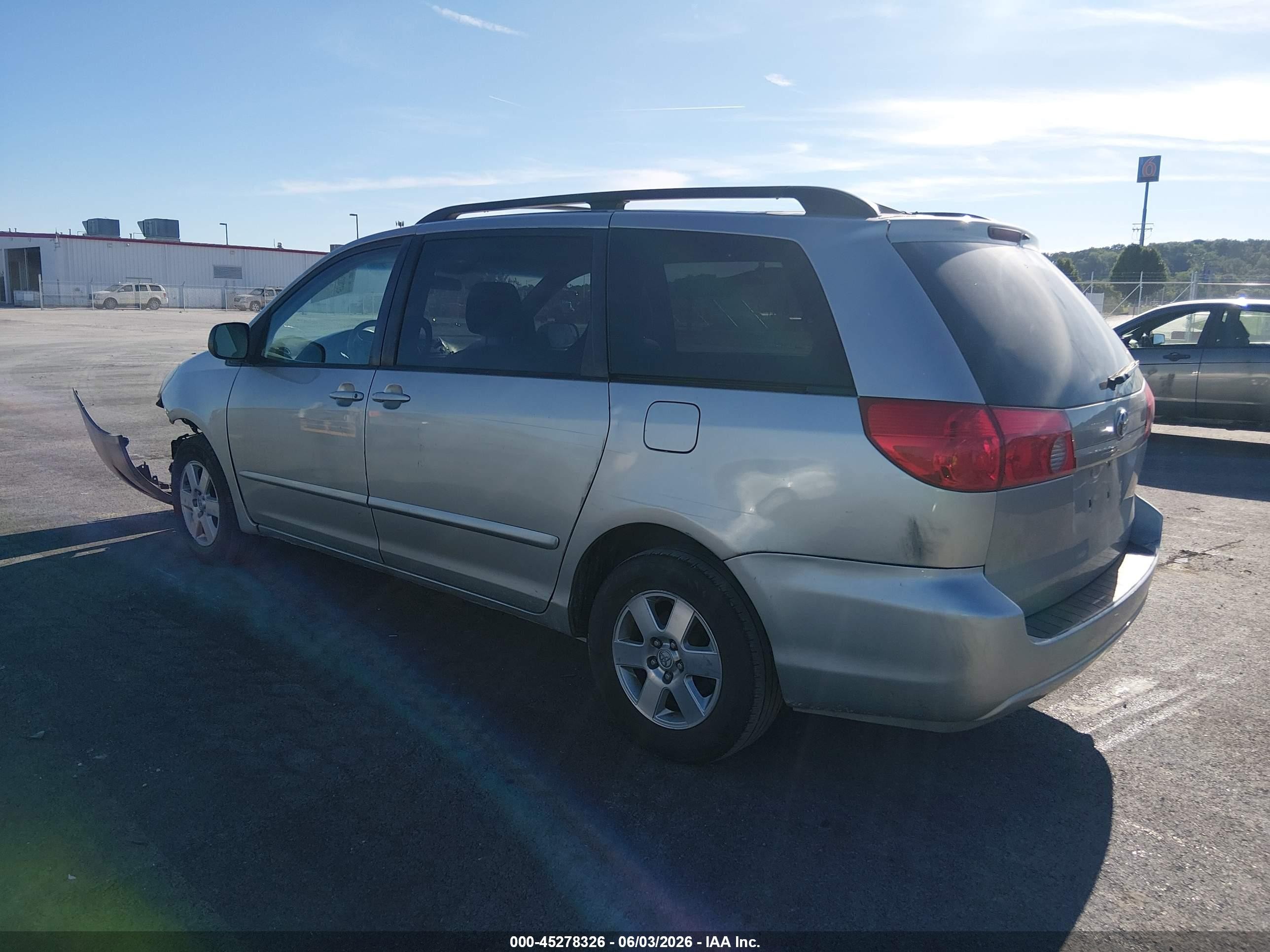2010 Toyota Sienna Le Серебряный vin: 5TDKK4CC3AS313574