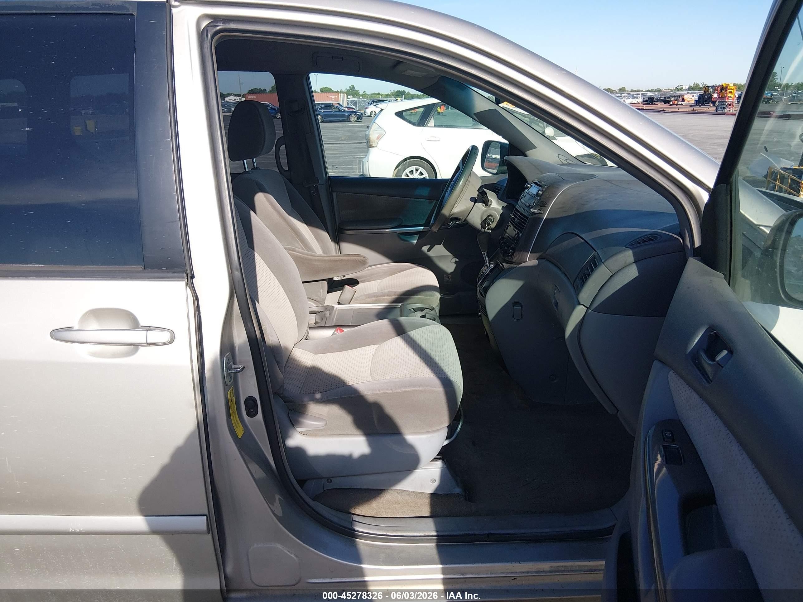2010 Toyota Sienna Le Серебряный vin: 5TDKK4CC3AS313574