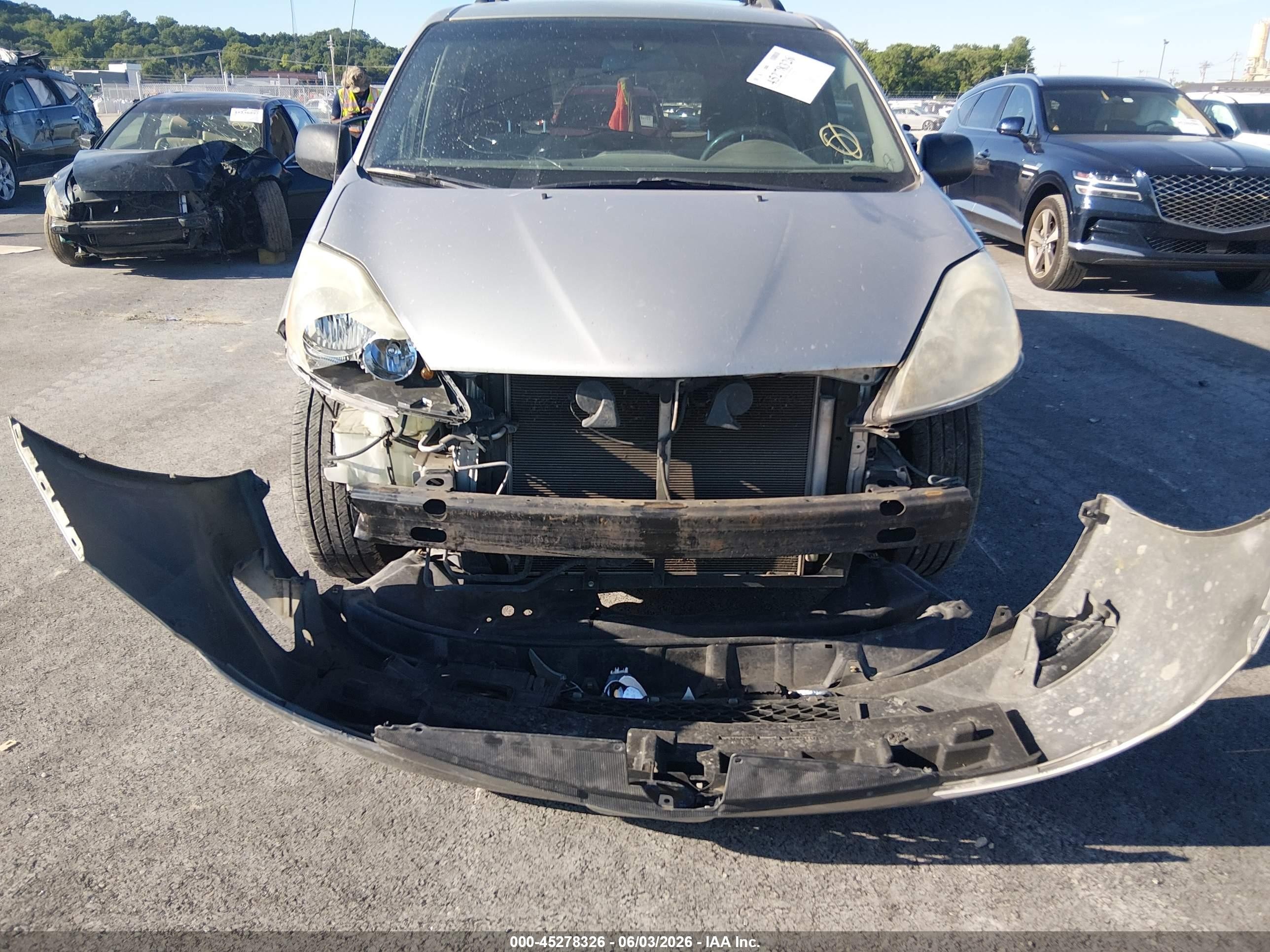 2010 Toyota Sienna Le Серебряный vin: 5TDKK4CC3AS313574