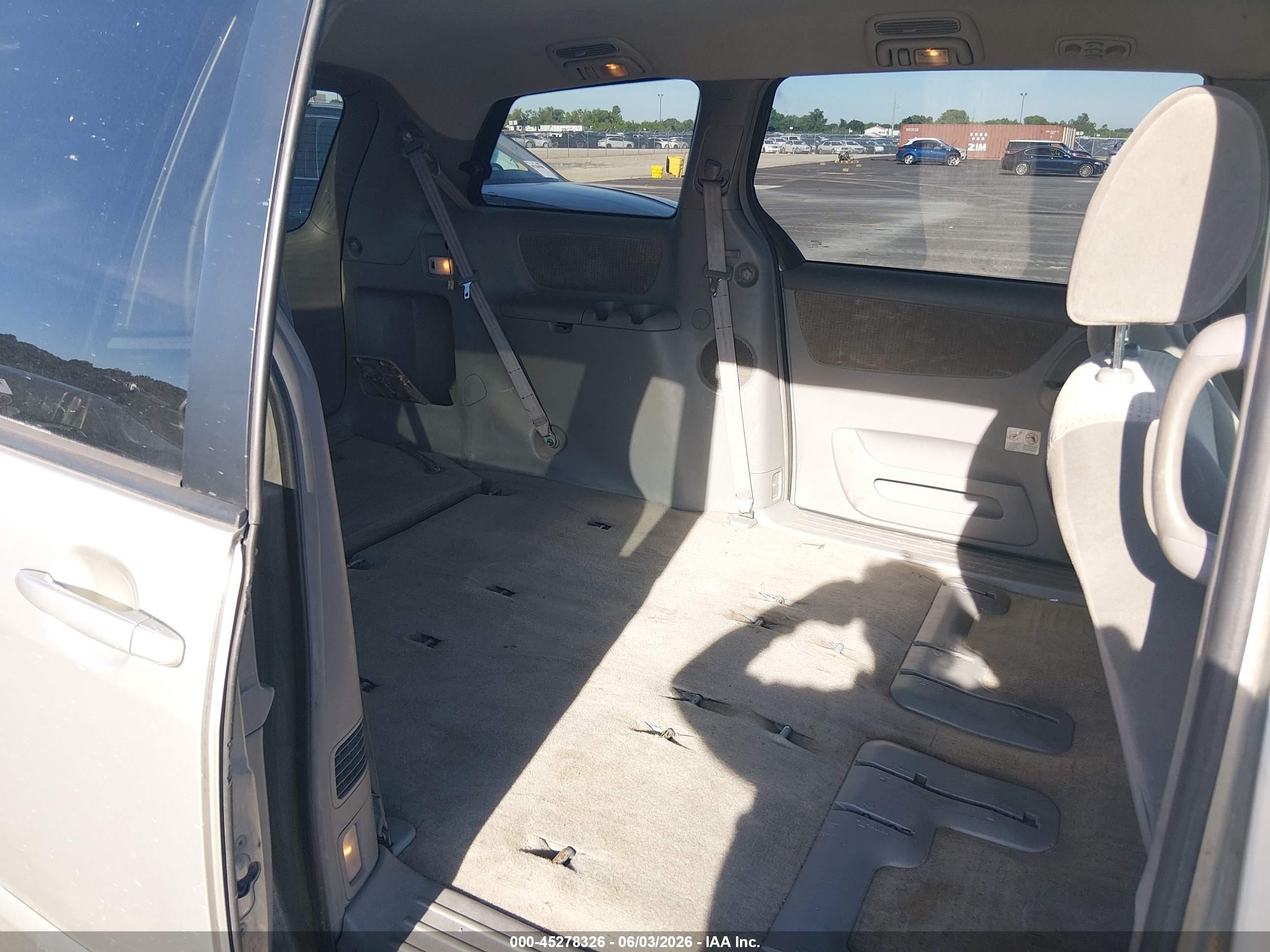 2010 Toyota Sienna Le Серебряный vin: 5TDKK4CC3AS313574
