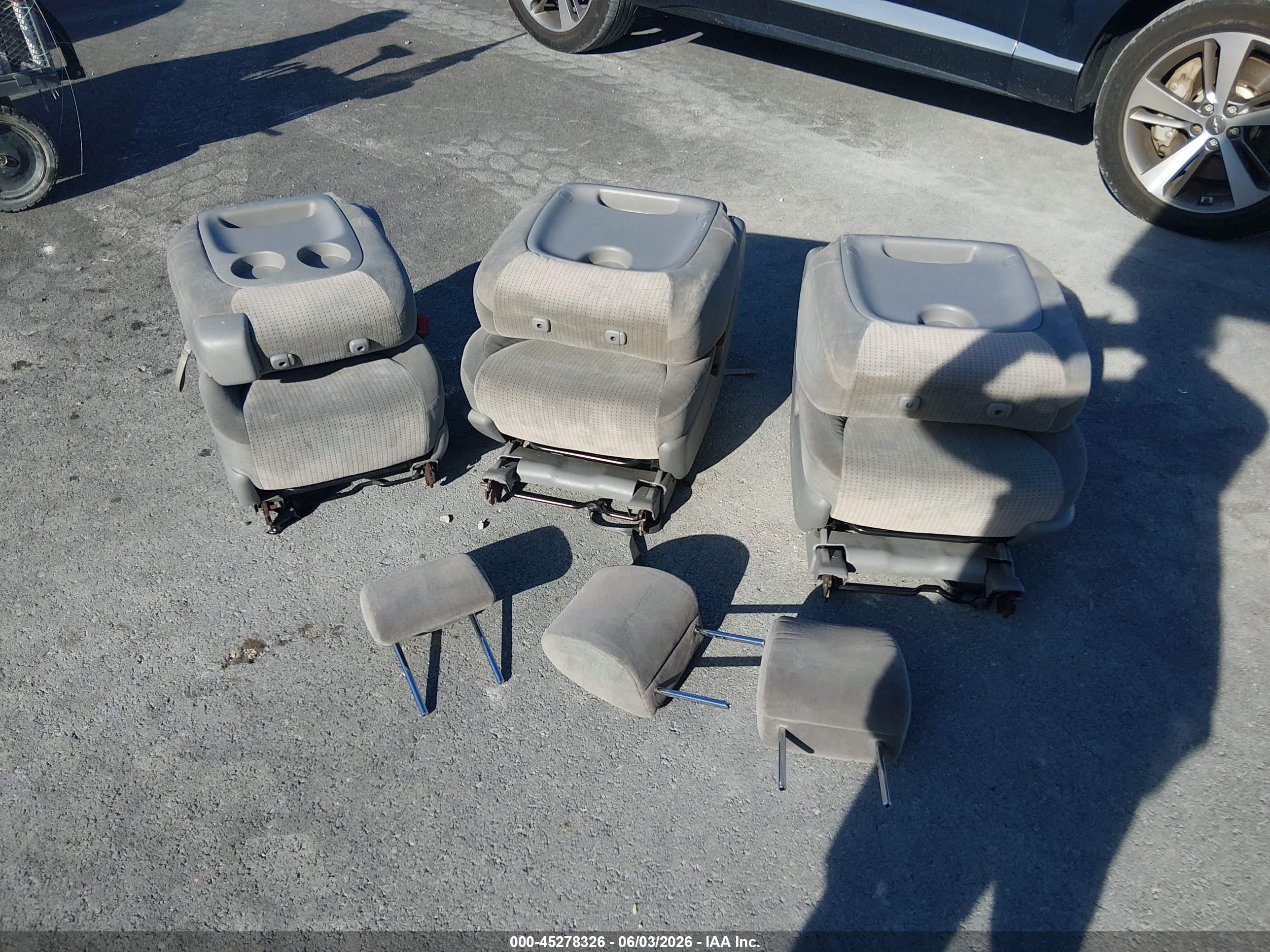2010 Toyota Sienna Le Серебряный vin: 5TDKK4CC3AS313574