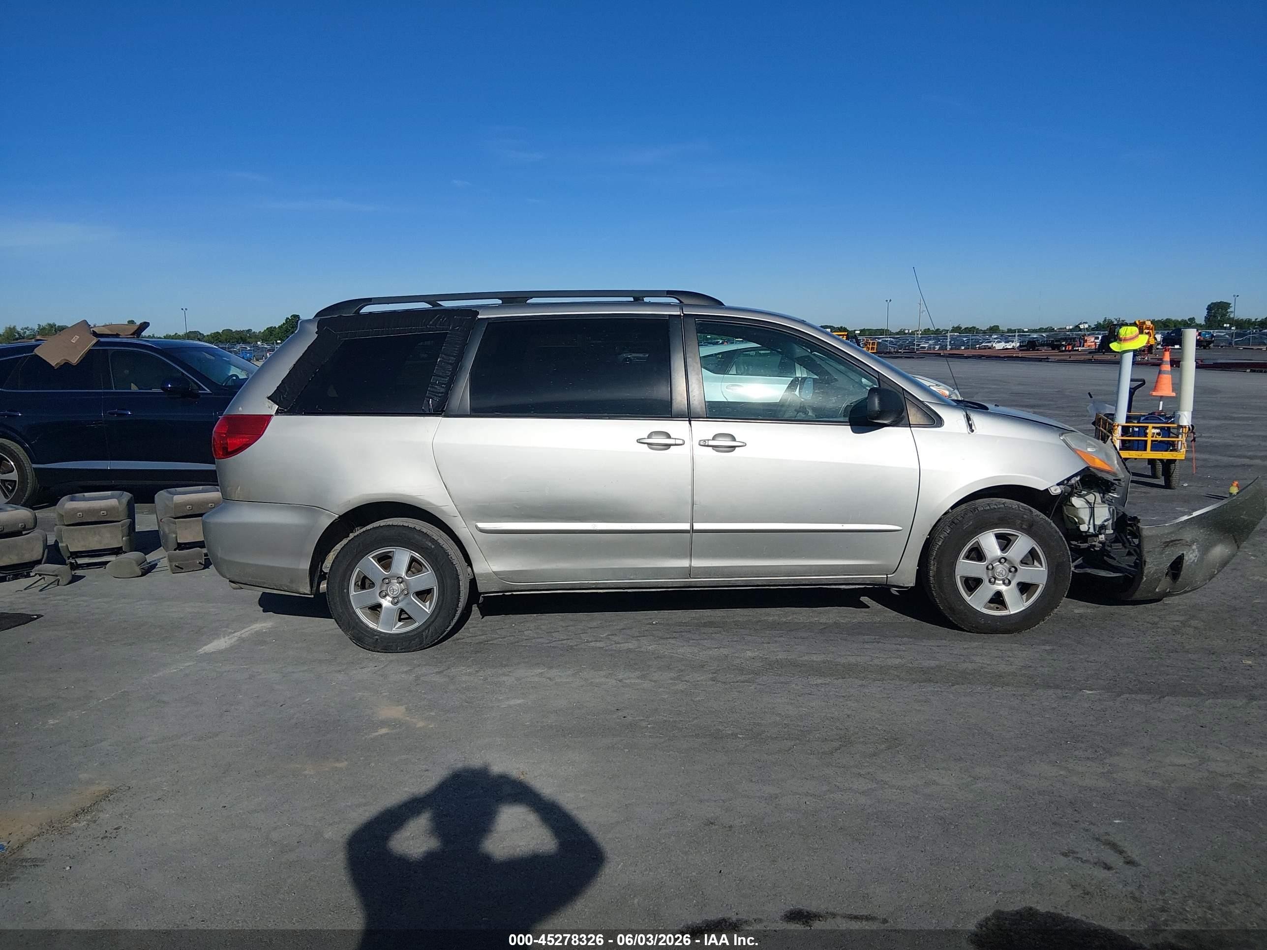 2010 Toyota Sienna Le Серебряный vin: 5TDKK4CC3AS313574