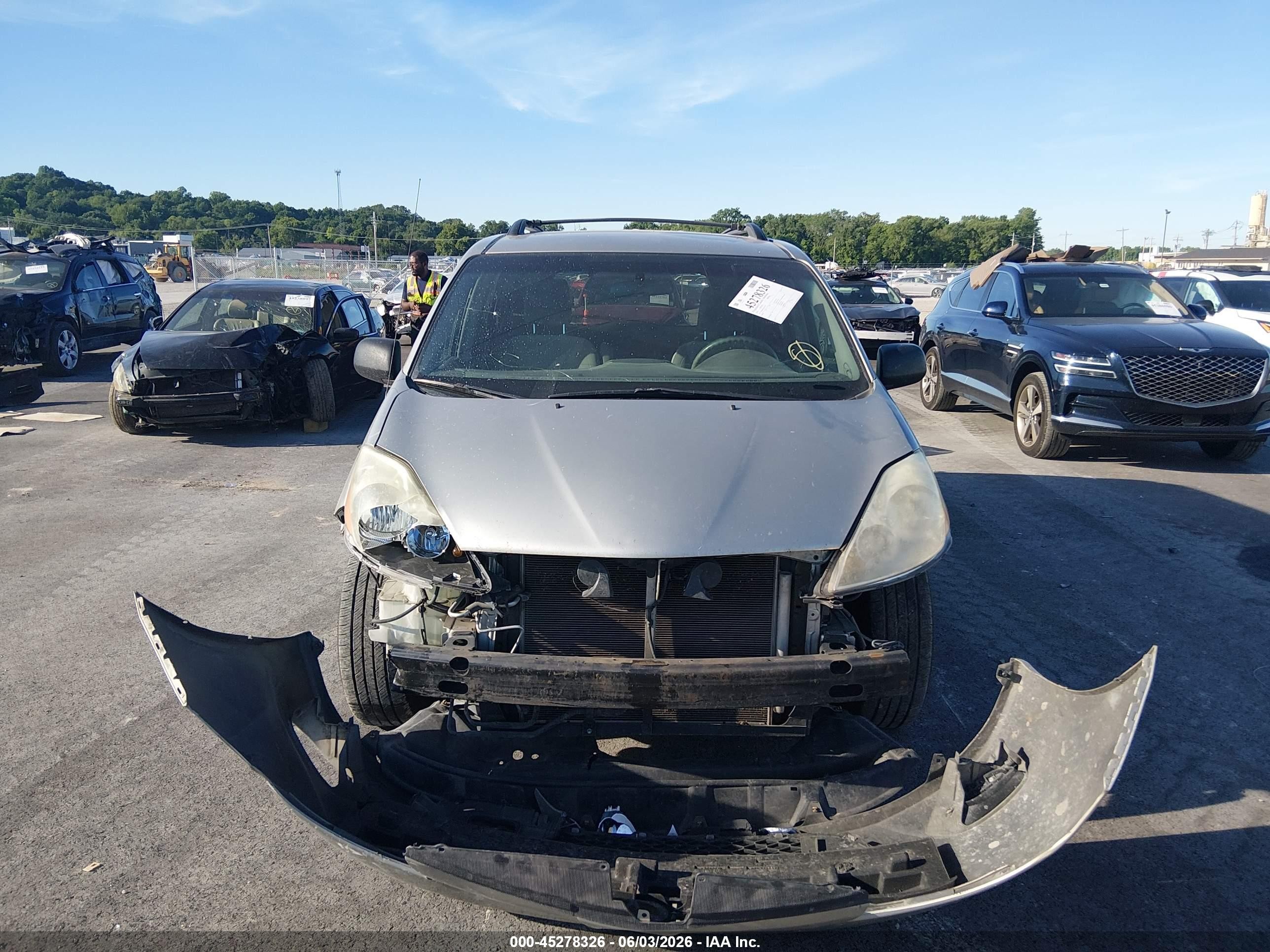 2010 Toyota Sienna Le Серебряный vin: 5TDKK4CC3AS313574