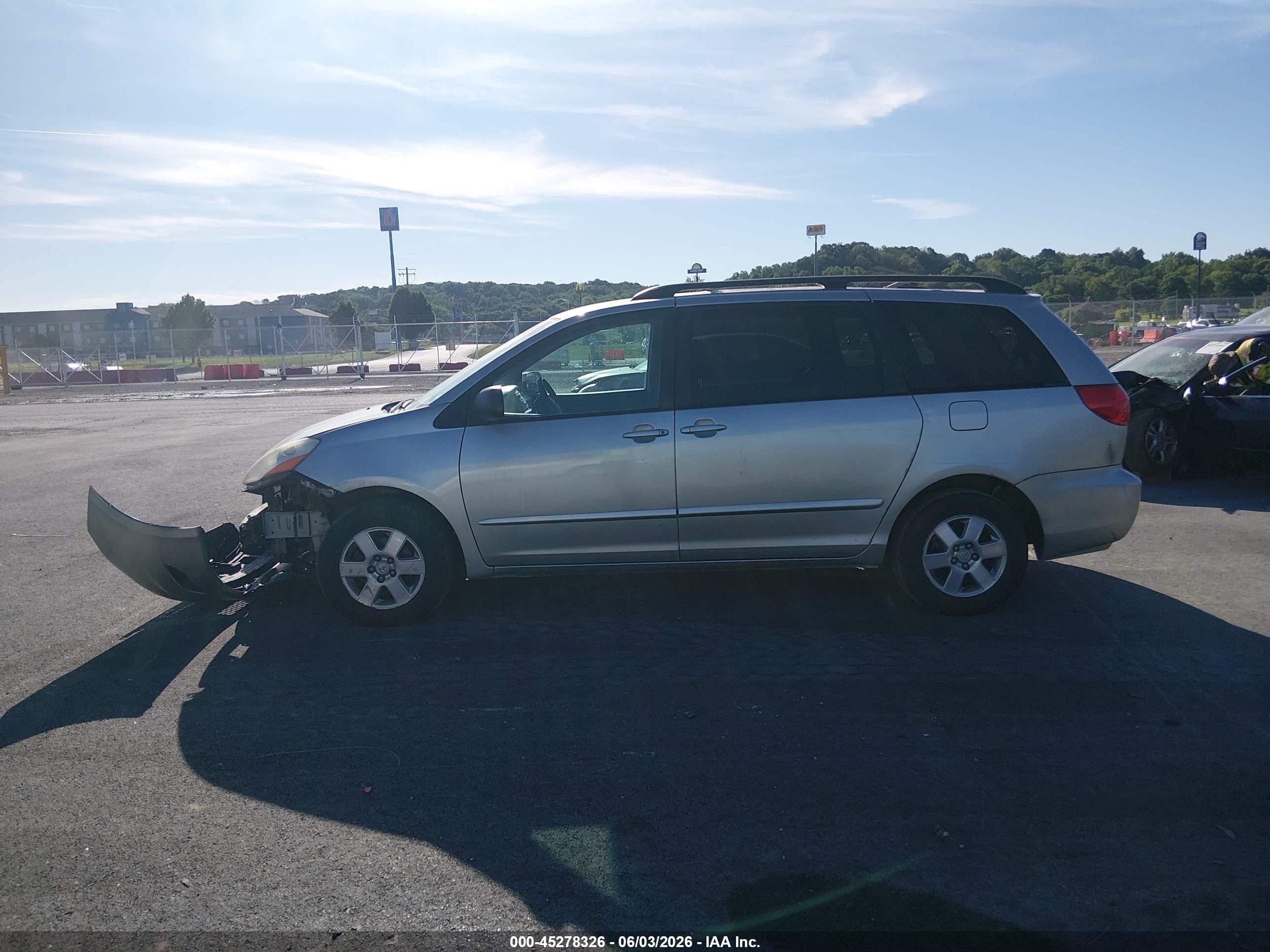 2010 Toyota Sienna Le Серебряный vin: 5TDKK4CC3AS313574