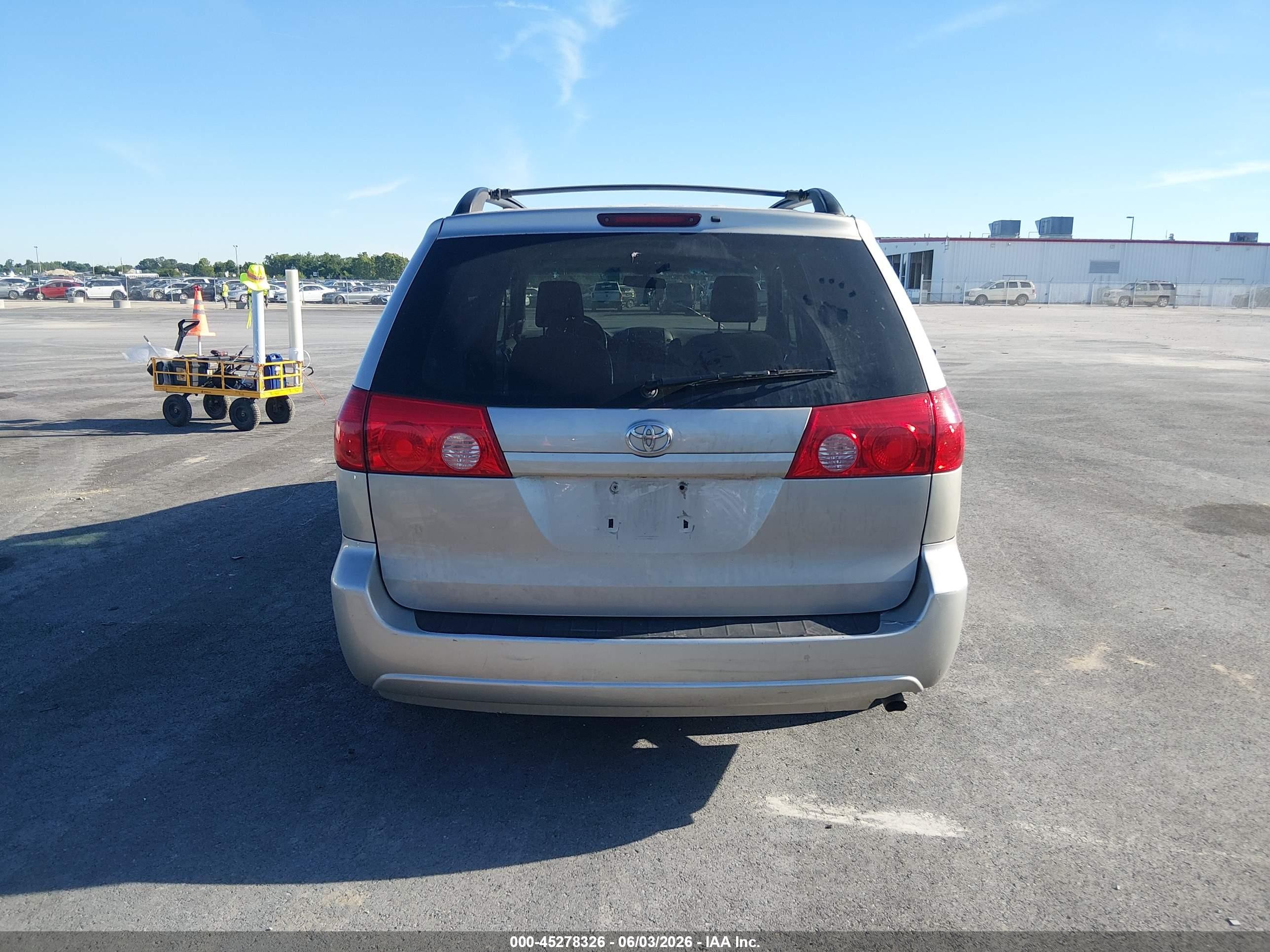2010 Toyota Sienna Le Серебряный vin: 5TDKK4CC3AS313574