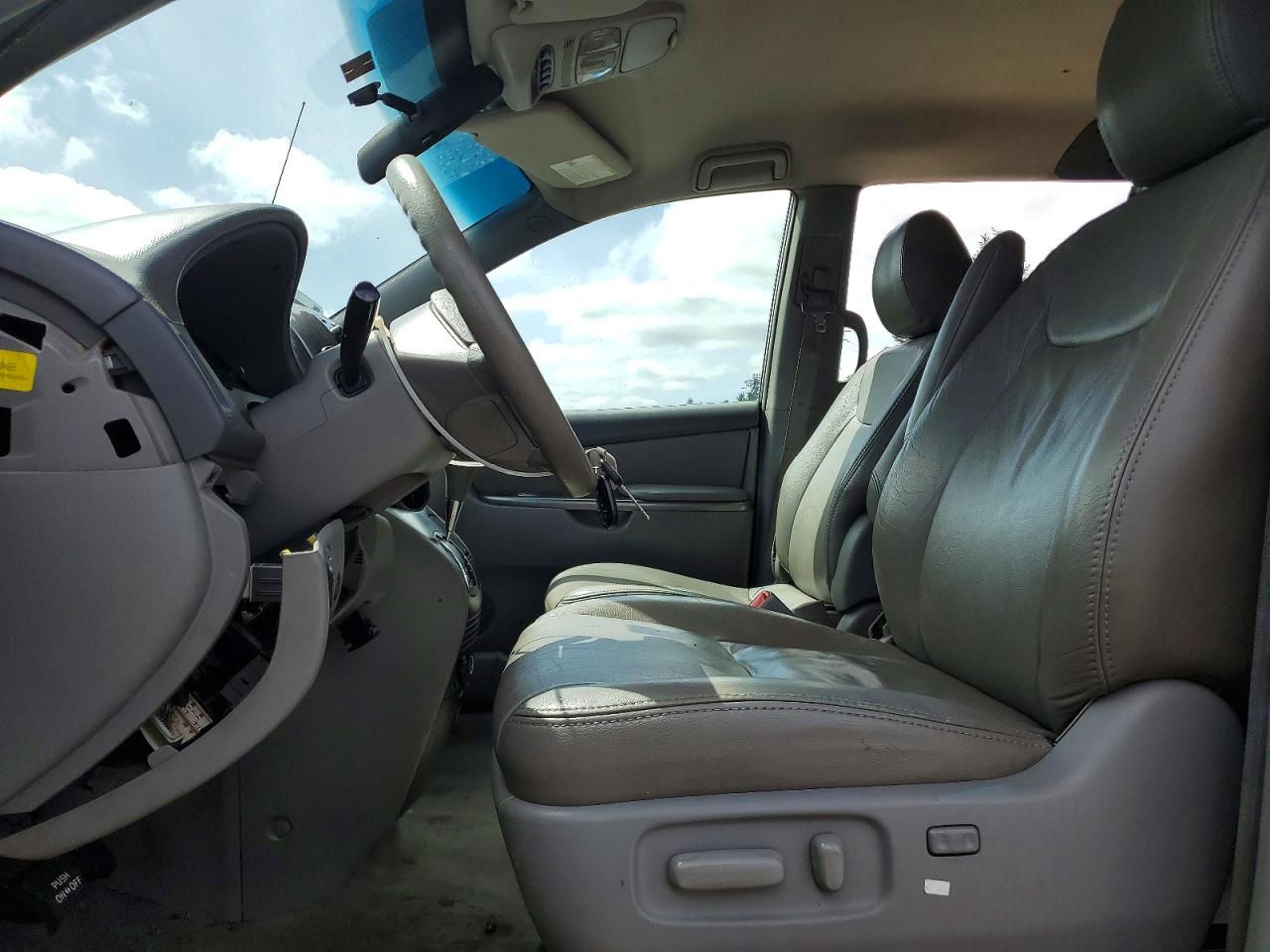 2010 Toyota Sienna Le 8-passenger Green vin: 5TDKK4CC3AS321125