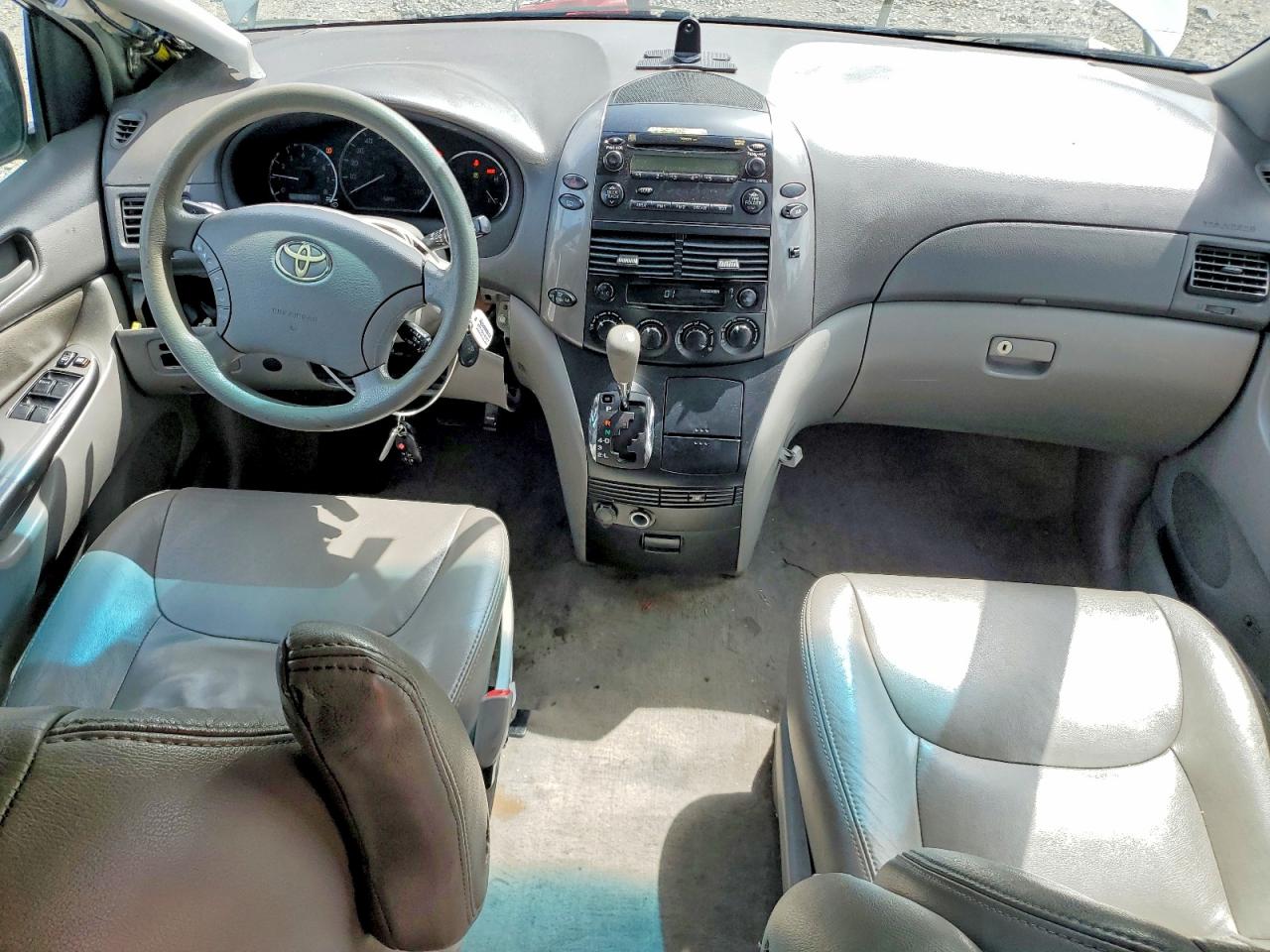 2010 Toyota Sienna Le 8-passenger Green vin: 5TDKK4CC3AS321125