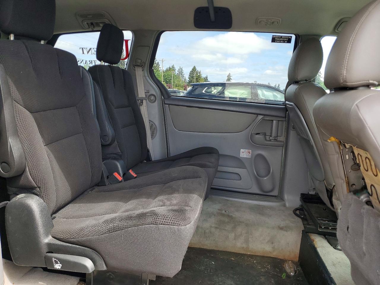 2010 Toyota Sienna Le 8-passenger Green vin: 5TDKK4CC3AS321125