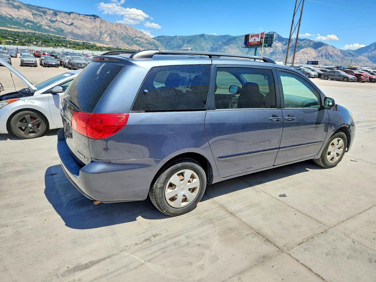 2010 Toyota Sienna Le 7-passenger Blue vin: 5TDKK4CC3AS323280