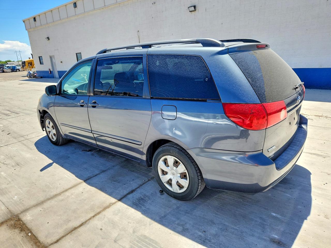 2010 Toyota Sienna Le 7-passenger Blue vin: 5TDKK4CC3AS323280