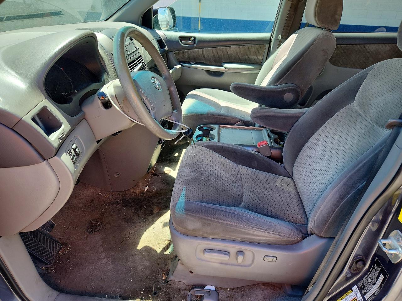 2010 Toyota Sienna Le 7-passenger Blue vin: 5TDKK4CC3AS323280