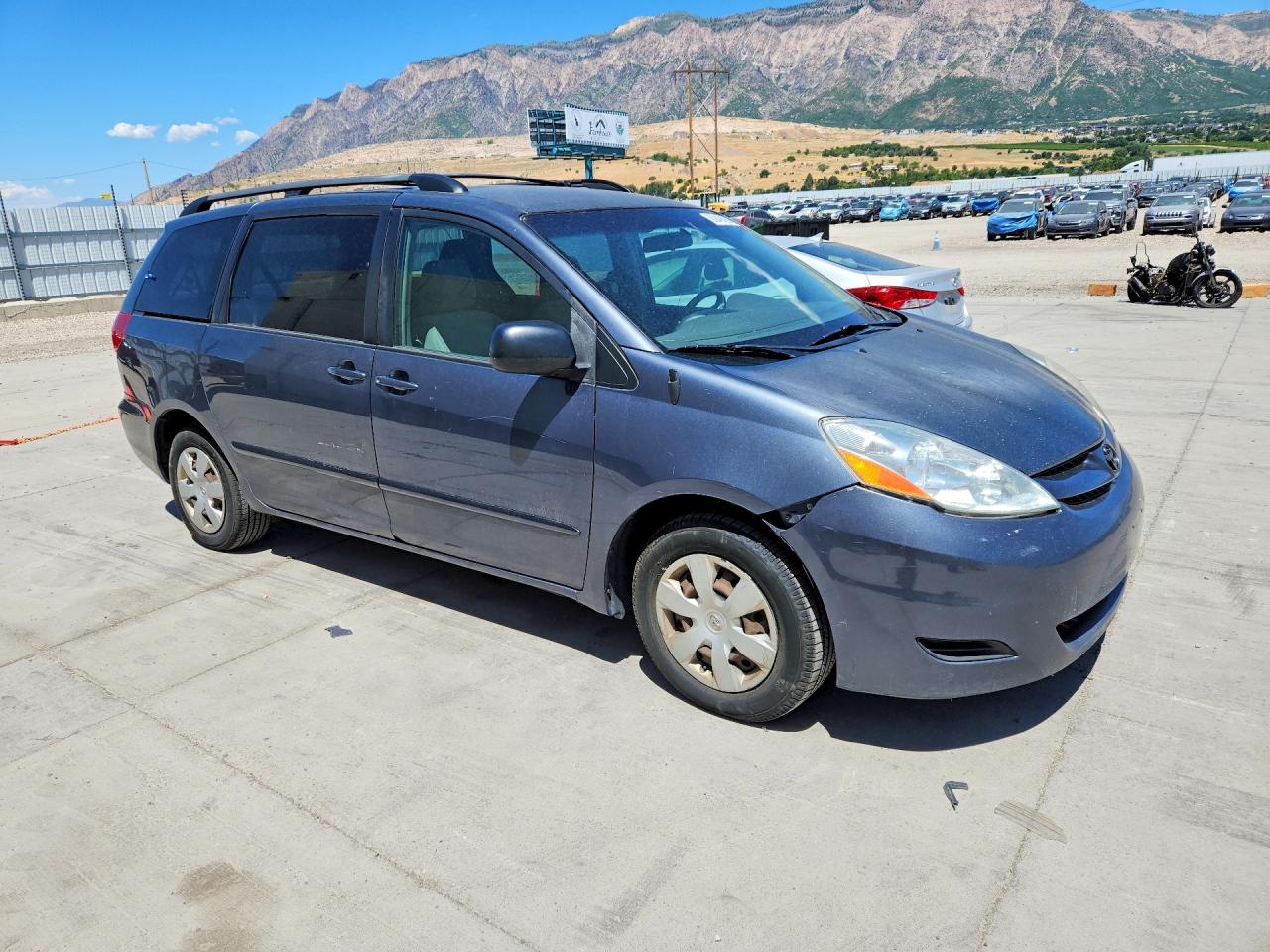 2010 Toyota Sienna Le 7-passenger Blue vin: 5TDKK4CC3AS323280