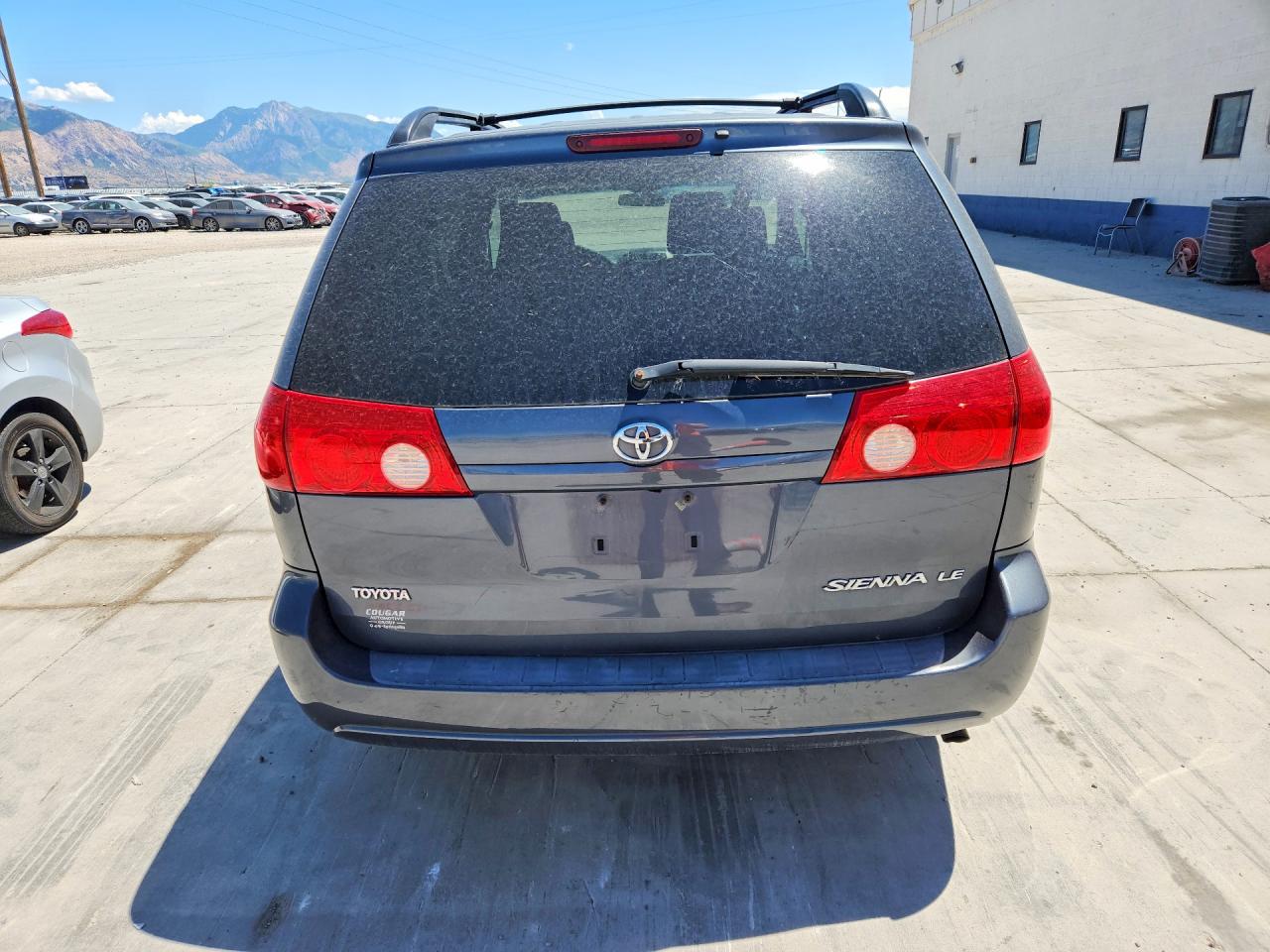2010 Toyota Sienna Le 7-passenger Blue vin: 5TDKK4CC3AS323280