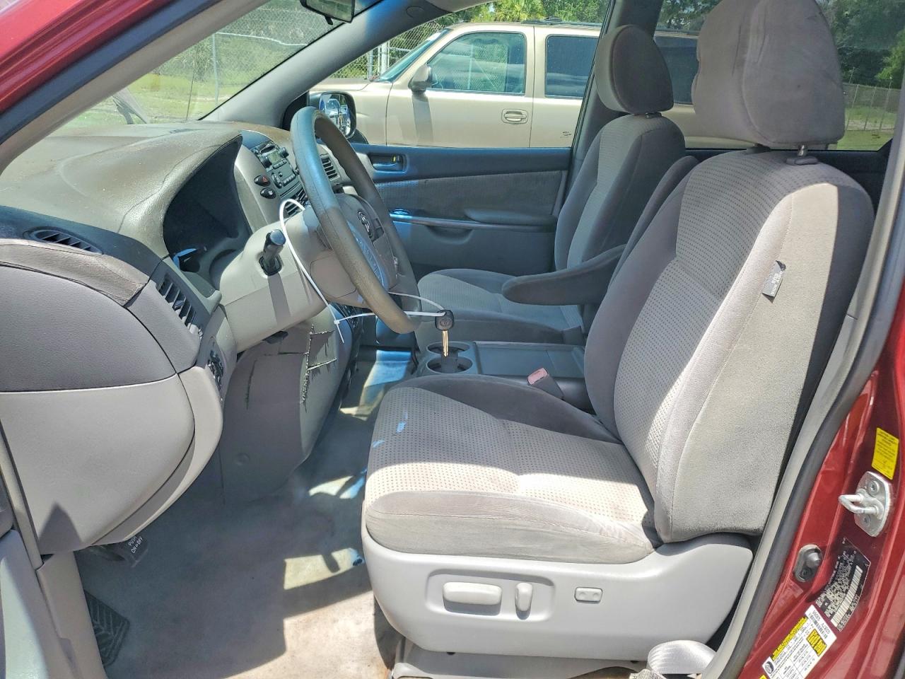 2010 Toyota Sienna Le 7-passenger Red vin: 5TDKK4CC3AS323506