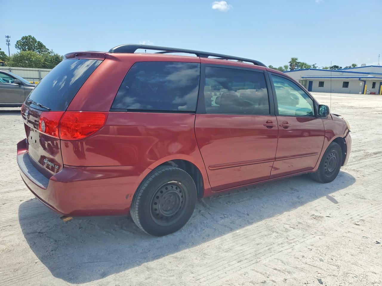 2010 Toyota Sienna Le 7-passenger Red vin: 5TDKK4CC3AS323506