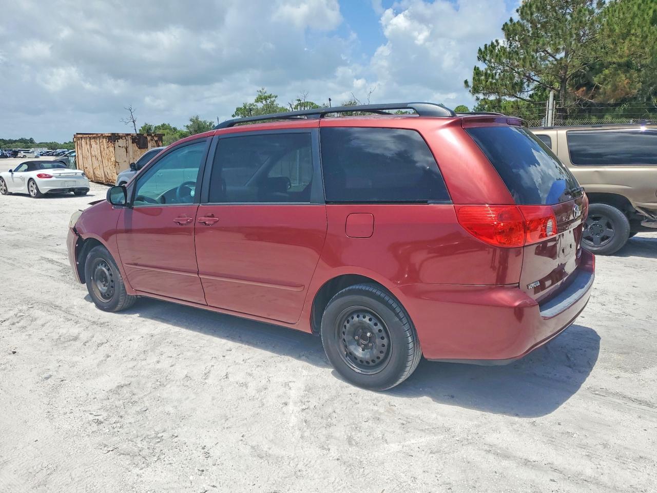 2010 Toyota Sienna Le 7-passenger Red vin: 5TDKK4CC3AS323506