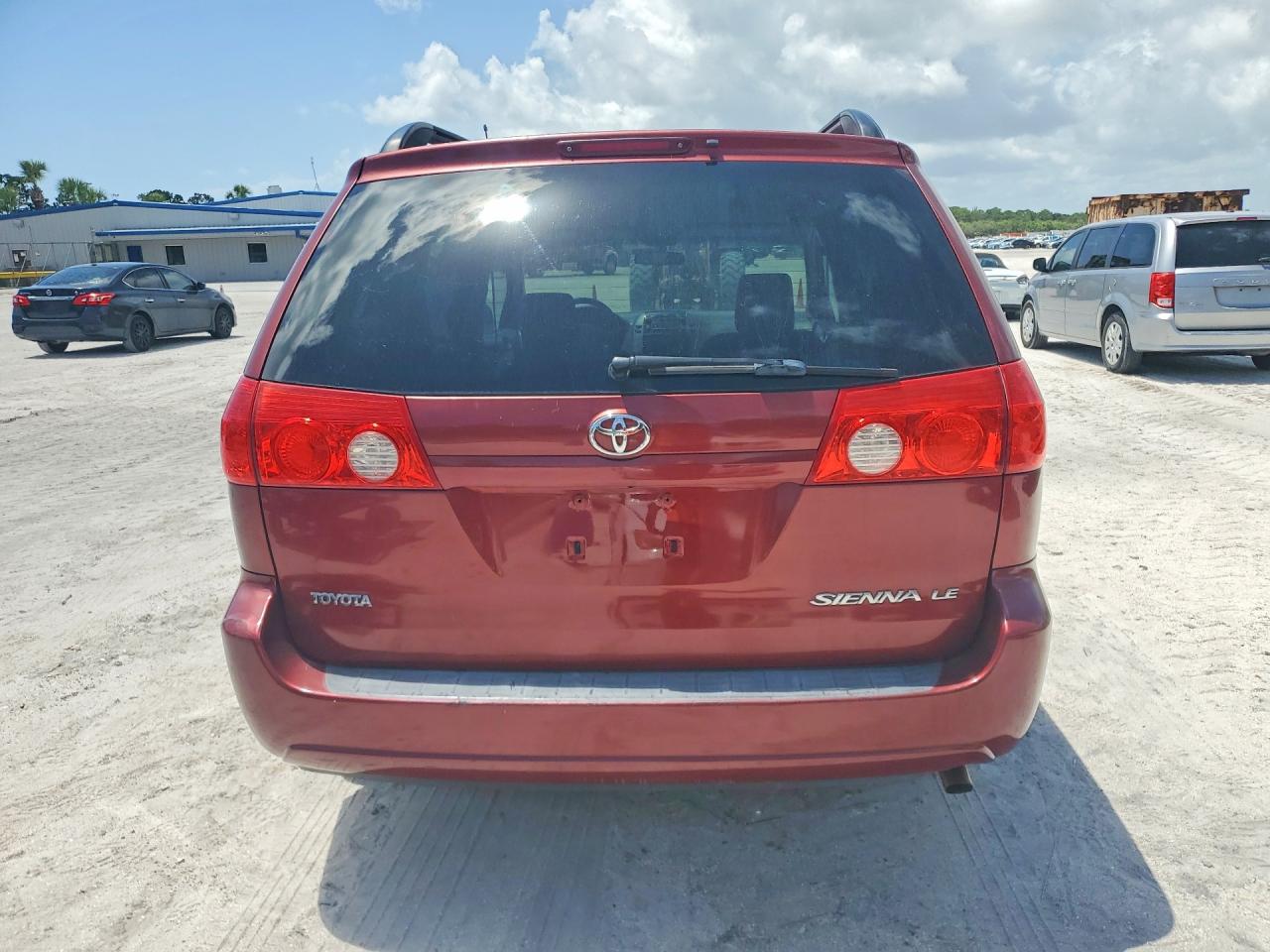 2010 Toyota Sienna Le 7-passenger Red vin: 5TDKK4CC3AS323506