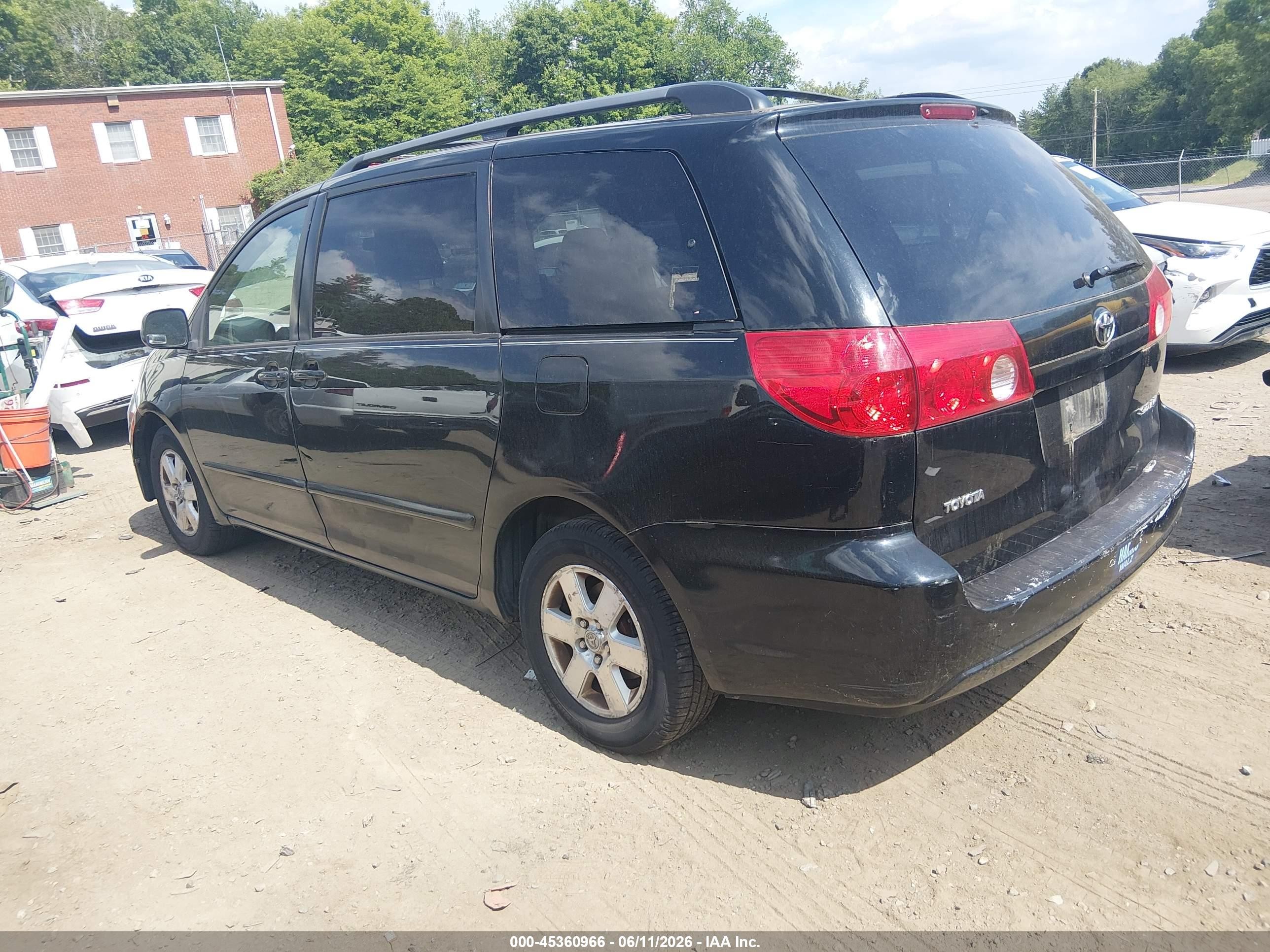 2010 Toyota Sienna Le Black vin: 5TDKK4CC3AS330942