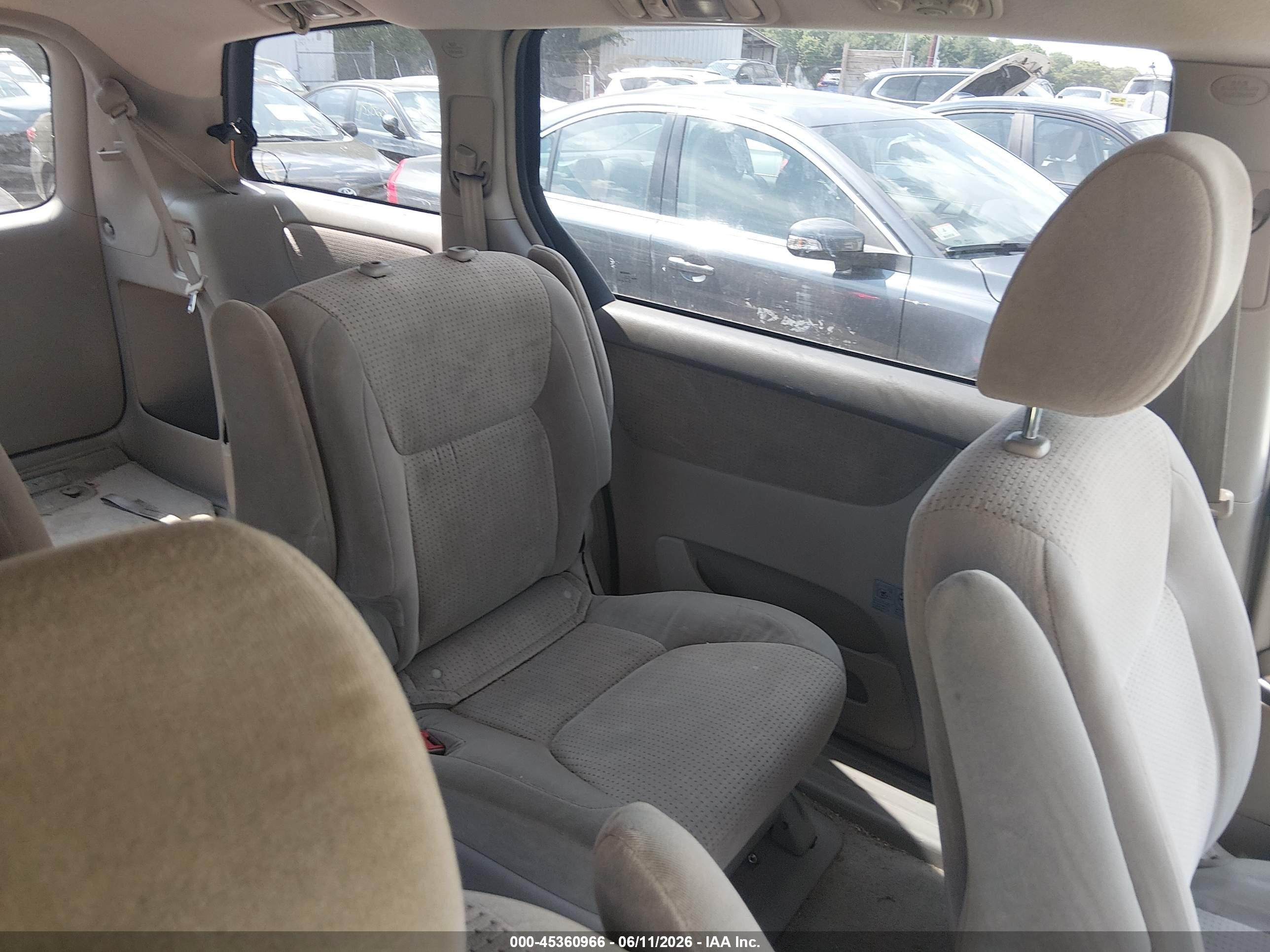 2010 Toyota Sienna Le Black vin: 5TDKK4CC3AS330942