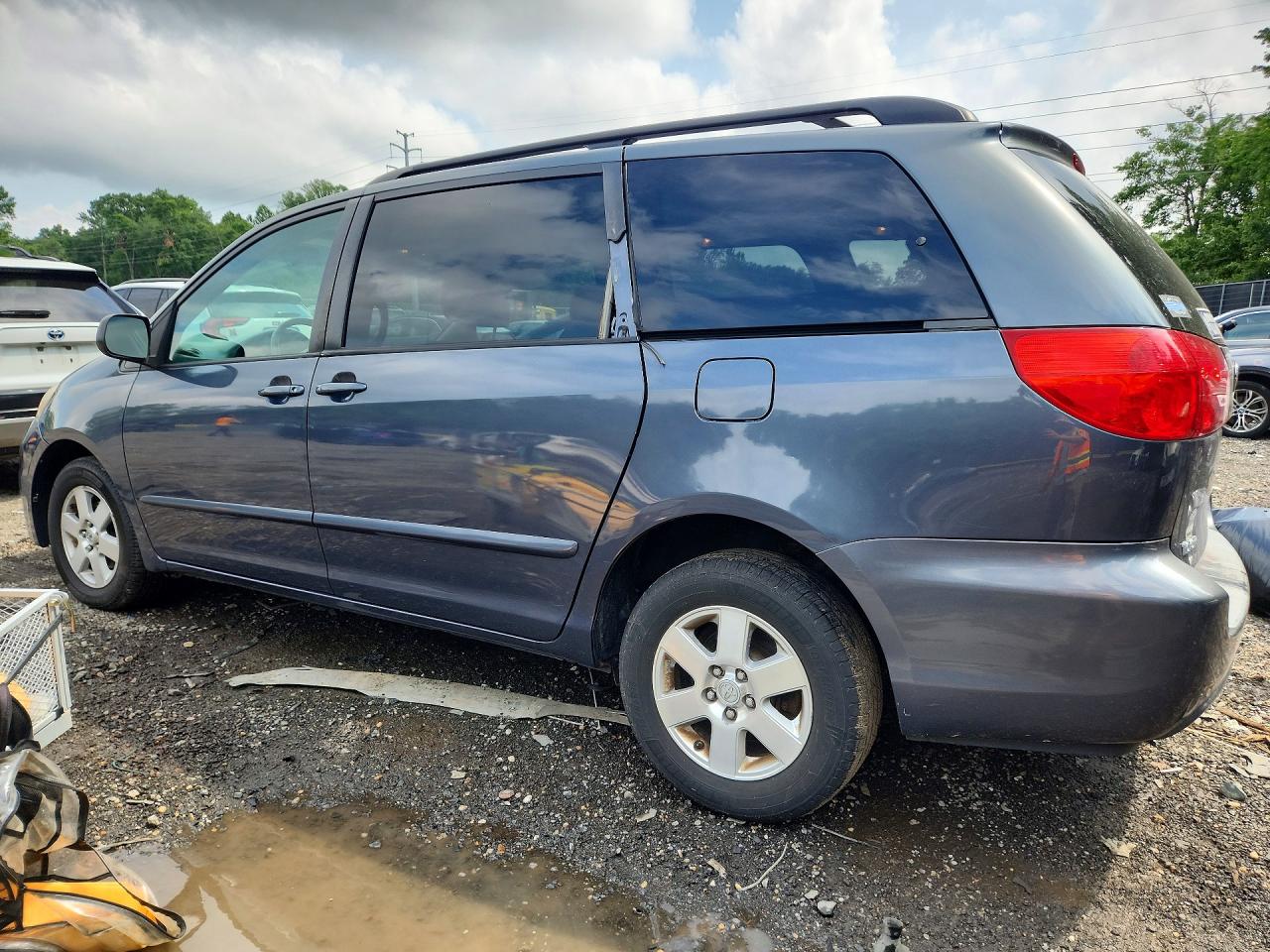 2010 Toyota Sienna Le 7-passenger Gray vin: 5TDKK4CC4AS289561