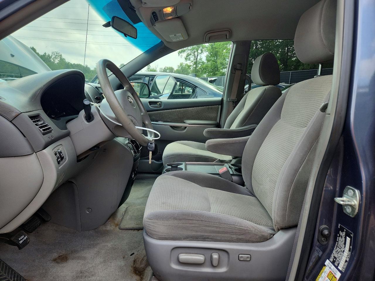 2010 Toyota Sienna Le 7-passenger Gray vin: 5TDKK4CC4AS289561